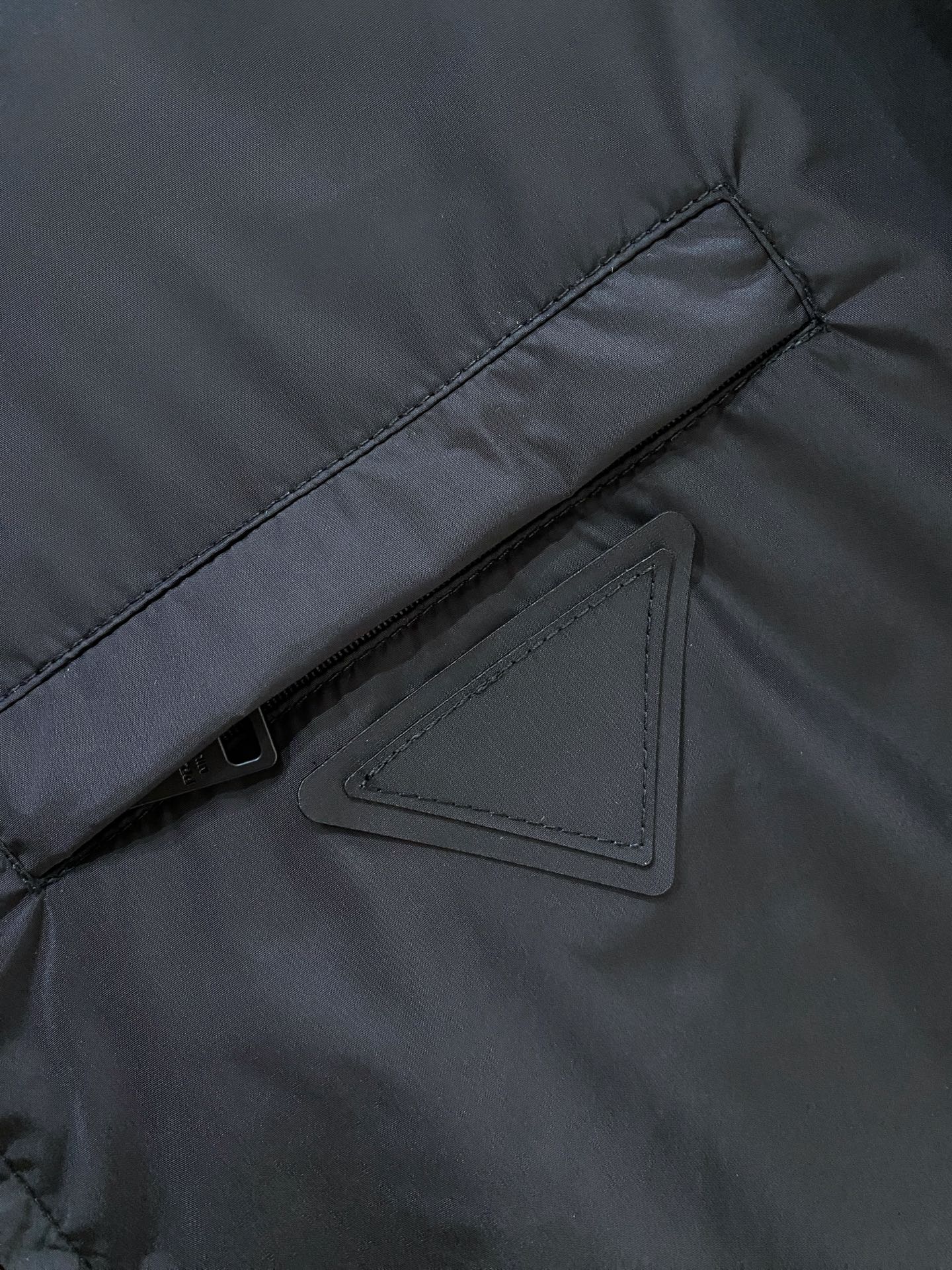 Prada 普拉达 2026ss春夏新款商务休闲夹克外套，专柜同步新品发售，商务休闲两不误！三角标彰显品