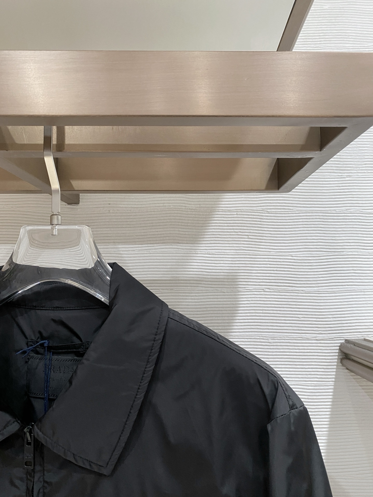 Prada 普拉达 2026ss春夏新款商务休闲夹克外套，专柜同步新品发售，商务休闲两不误！三角标彰显品