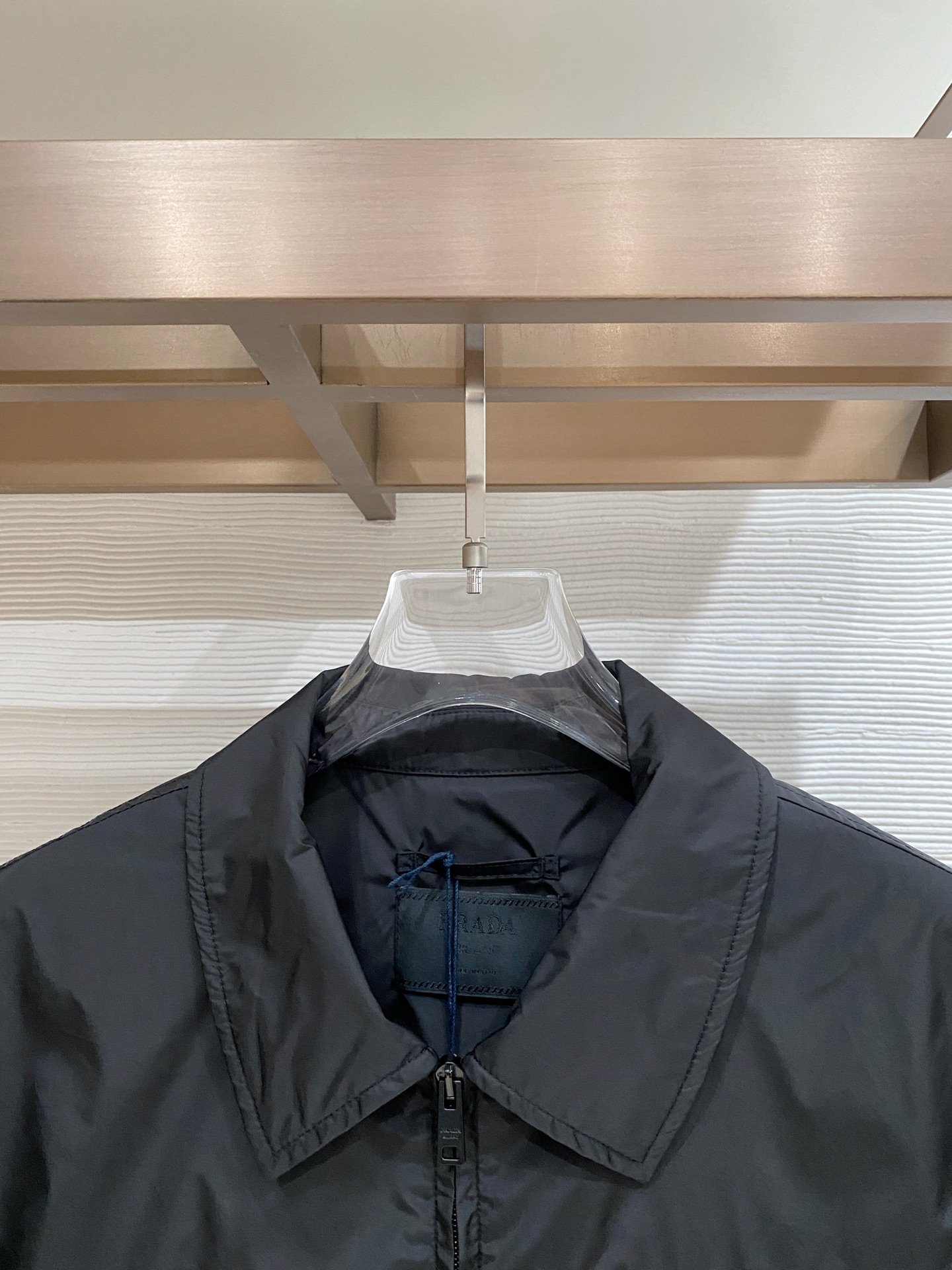 Prada 普拉达 2026ss春夏新款商务休闲夹克外套，专柜同步新品发售，商务休闲两不误！三角标彰显品