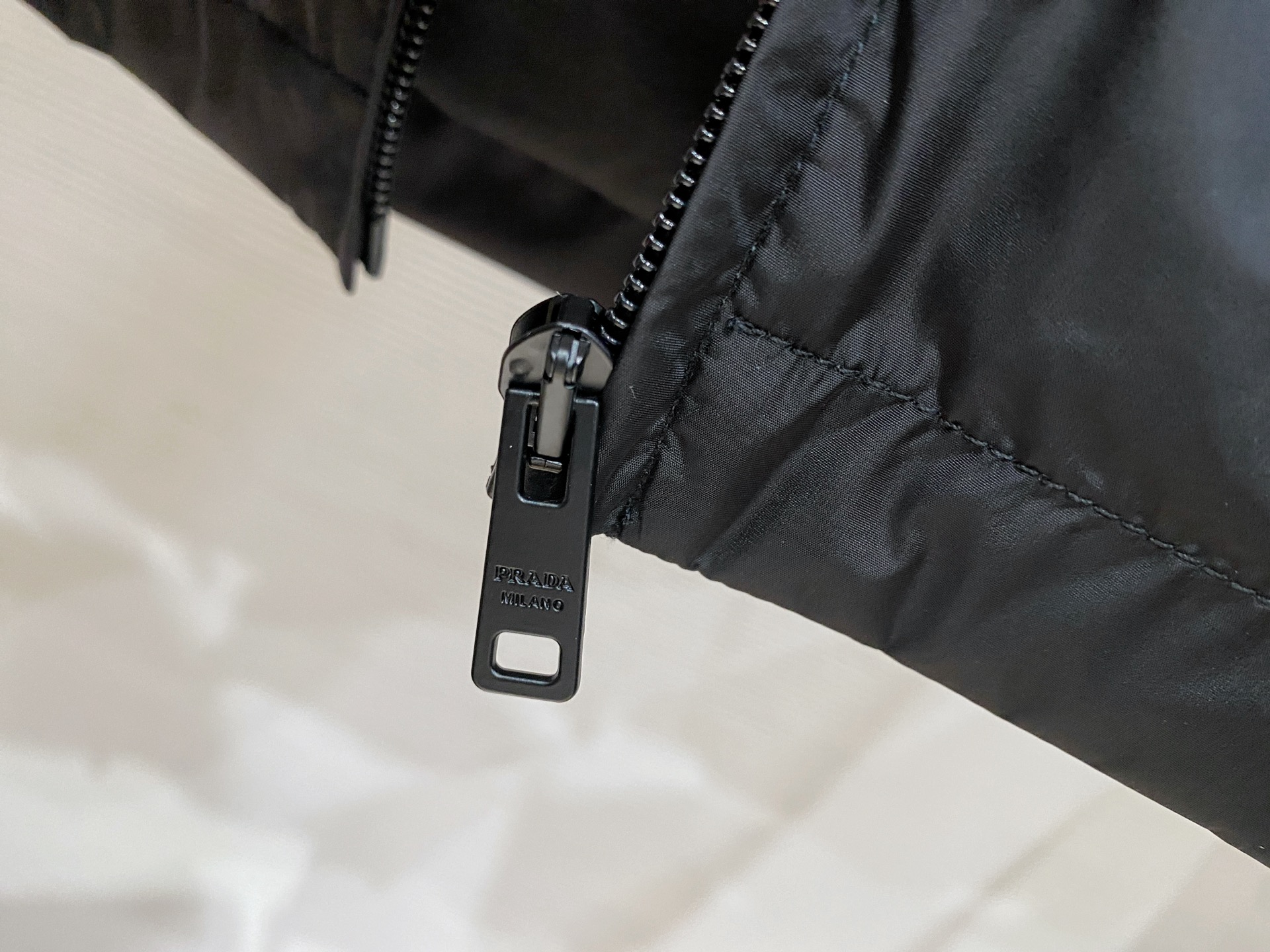 Prada 普拉达 2026ss春夏新款商务休闲夹克外套，专柜同步新品发售，商务休闲两不误！三角标彰显品