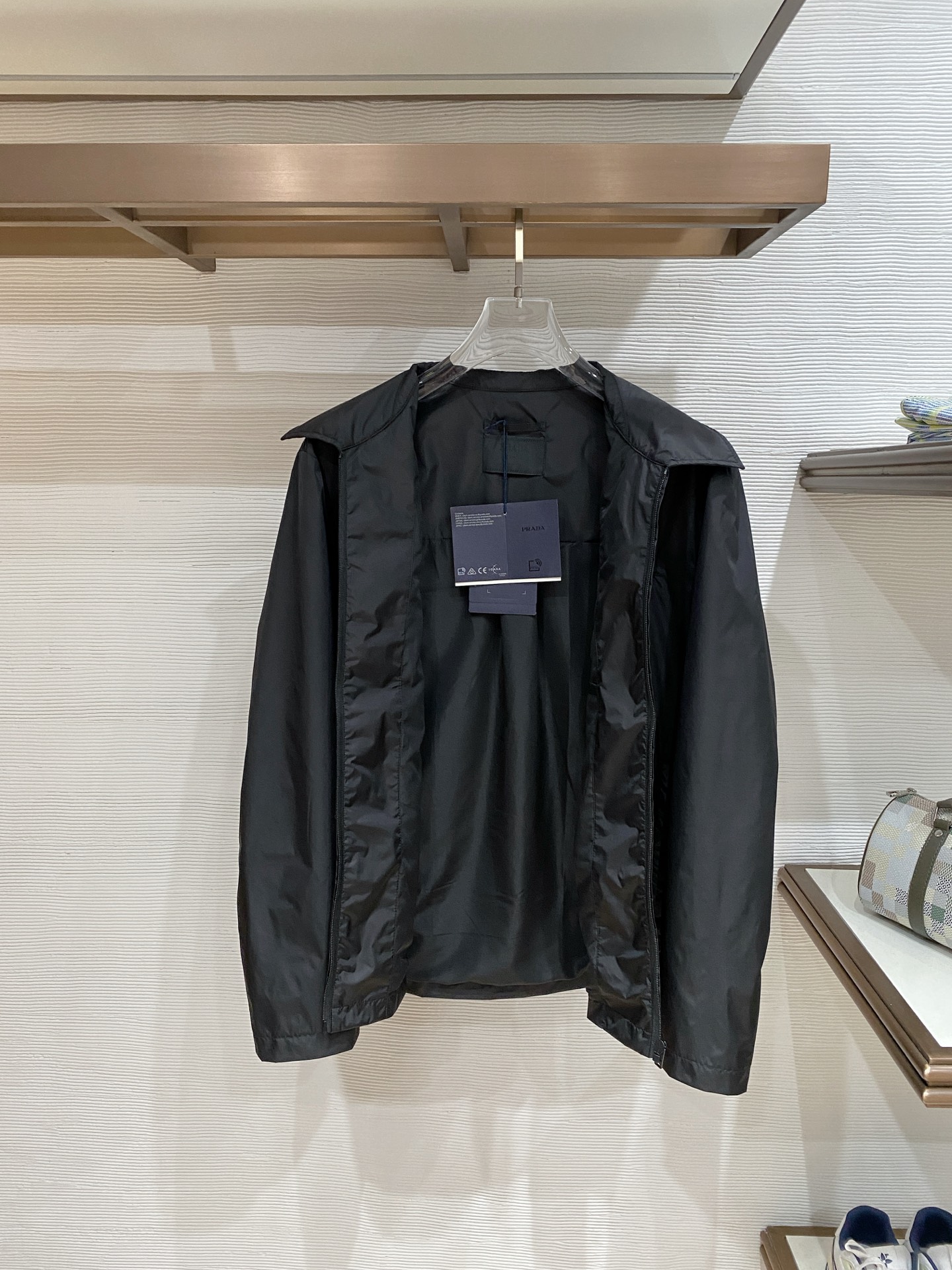 Prada 普拉达 2026ss春夏新款商务休闲夹克外套，专柜同步新品发售，商务休闲两不误！三角标彰显品