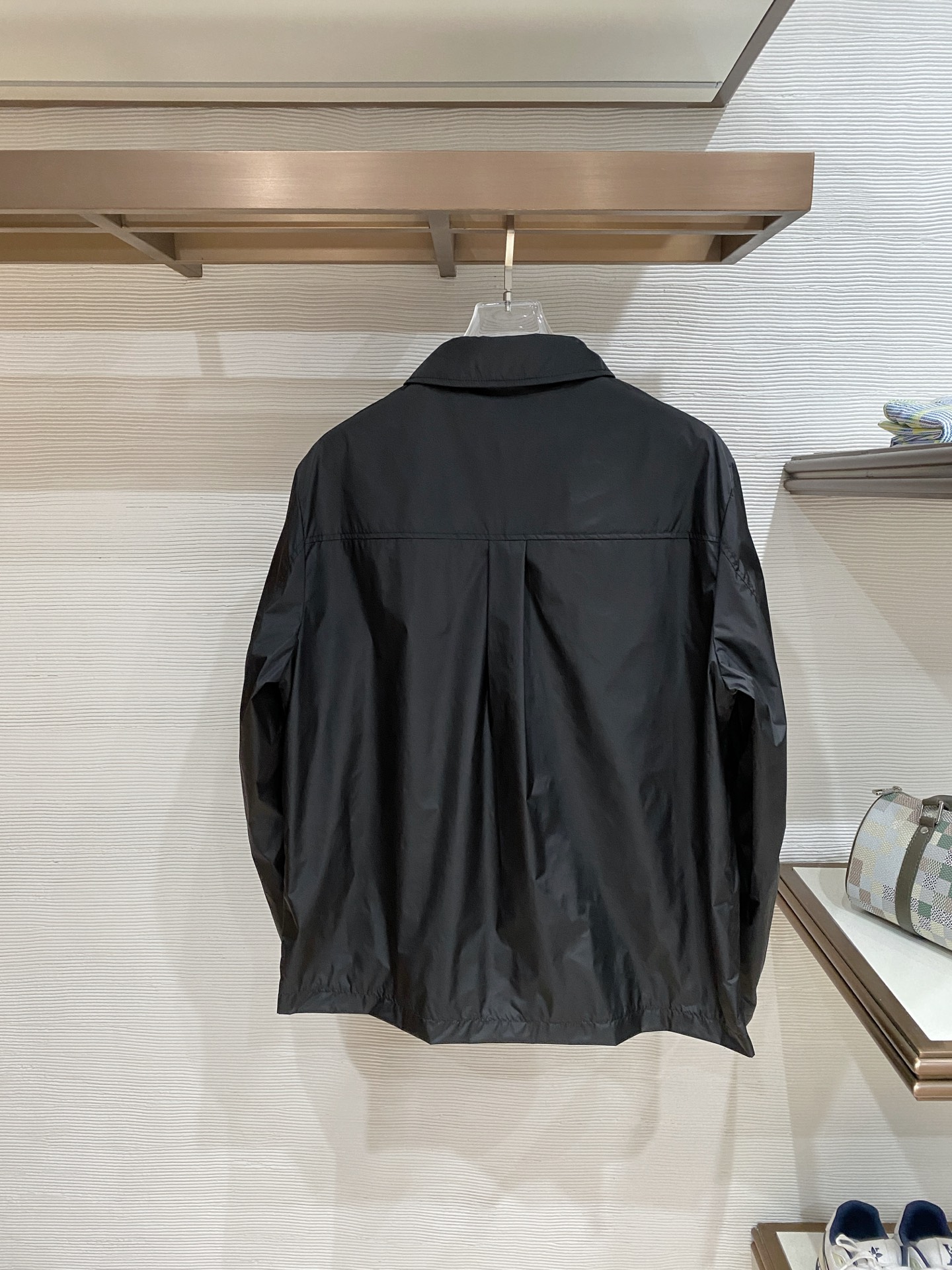 Prada 普拉达 2026ss春夏新款商务休闲夹克外套，专柜同步新品发售，商务休闲两不误！三角标彰显品