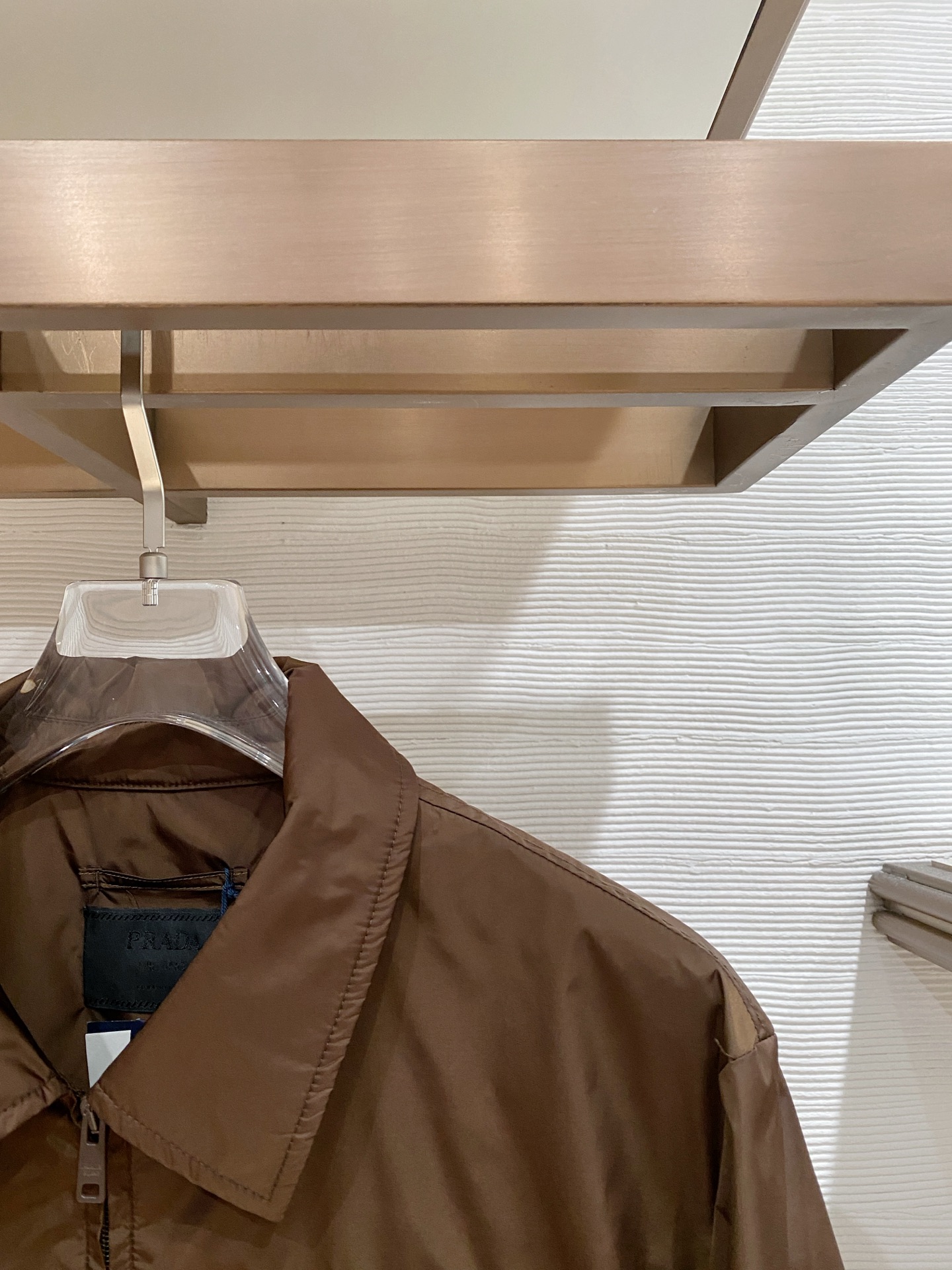 Prada 普拉达 2026ss春夏新款商务休闲夹克外套，专柜同步新品发售，商务休闲两不误！三角标彰显品