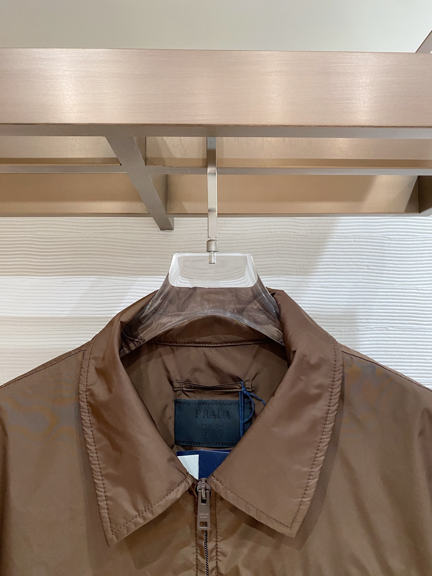 Prada 普拉达 2026ss春夏新款商务休闲夹克外套，专柜同步新品发售，商务休闲两不误！三角标彰显品