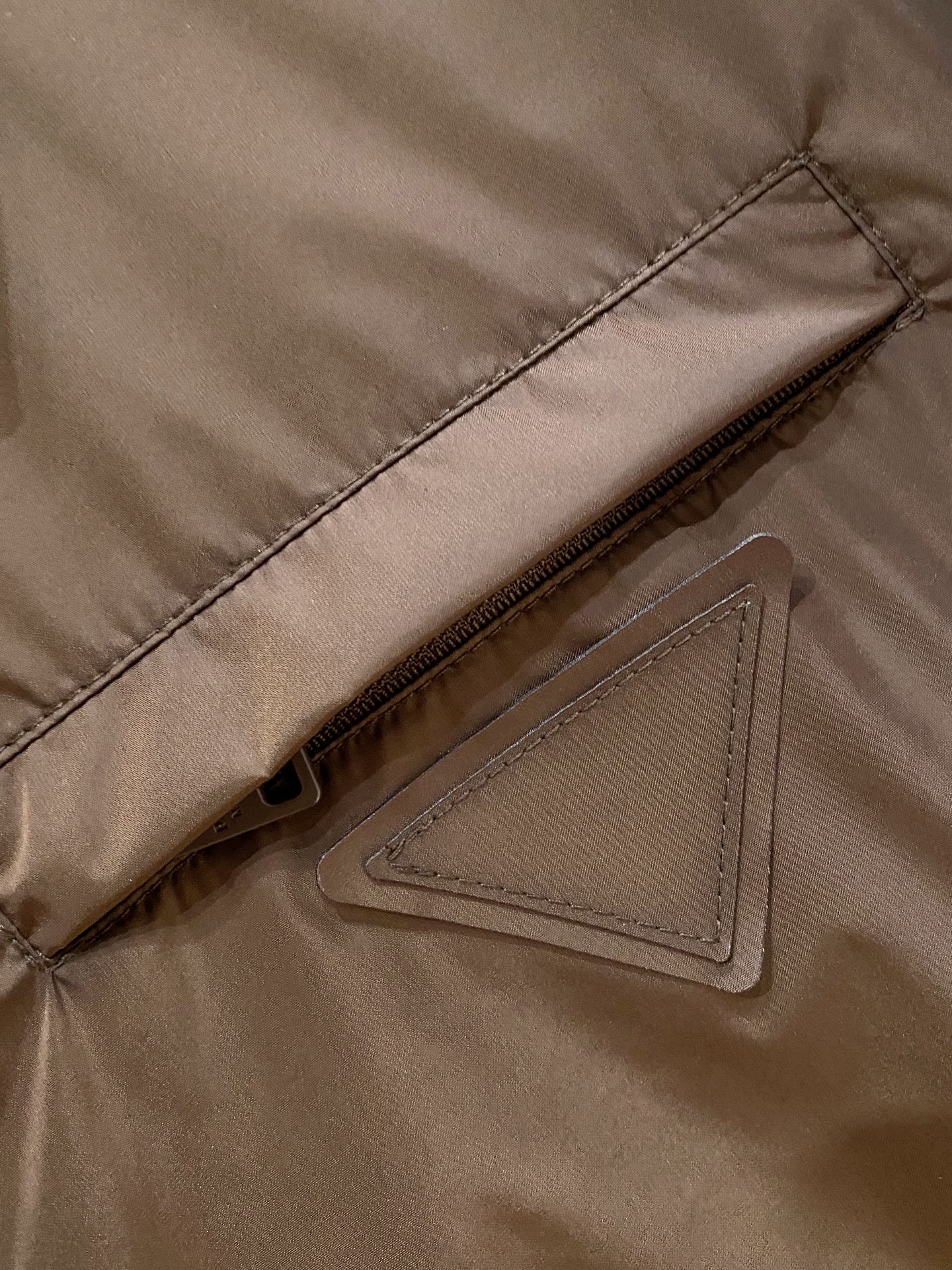 Prada 普拉达 2026ss春夏新款商务休闲夹克外套，专柜同步新品发售，商务休闲两不误！三角标彰显品