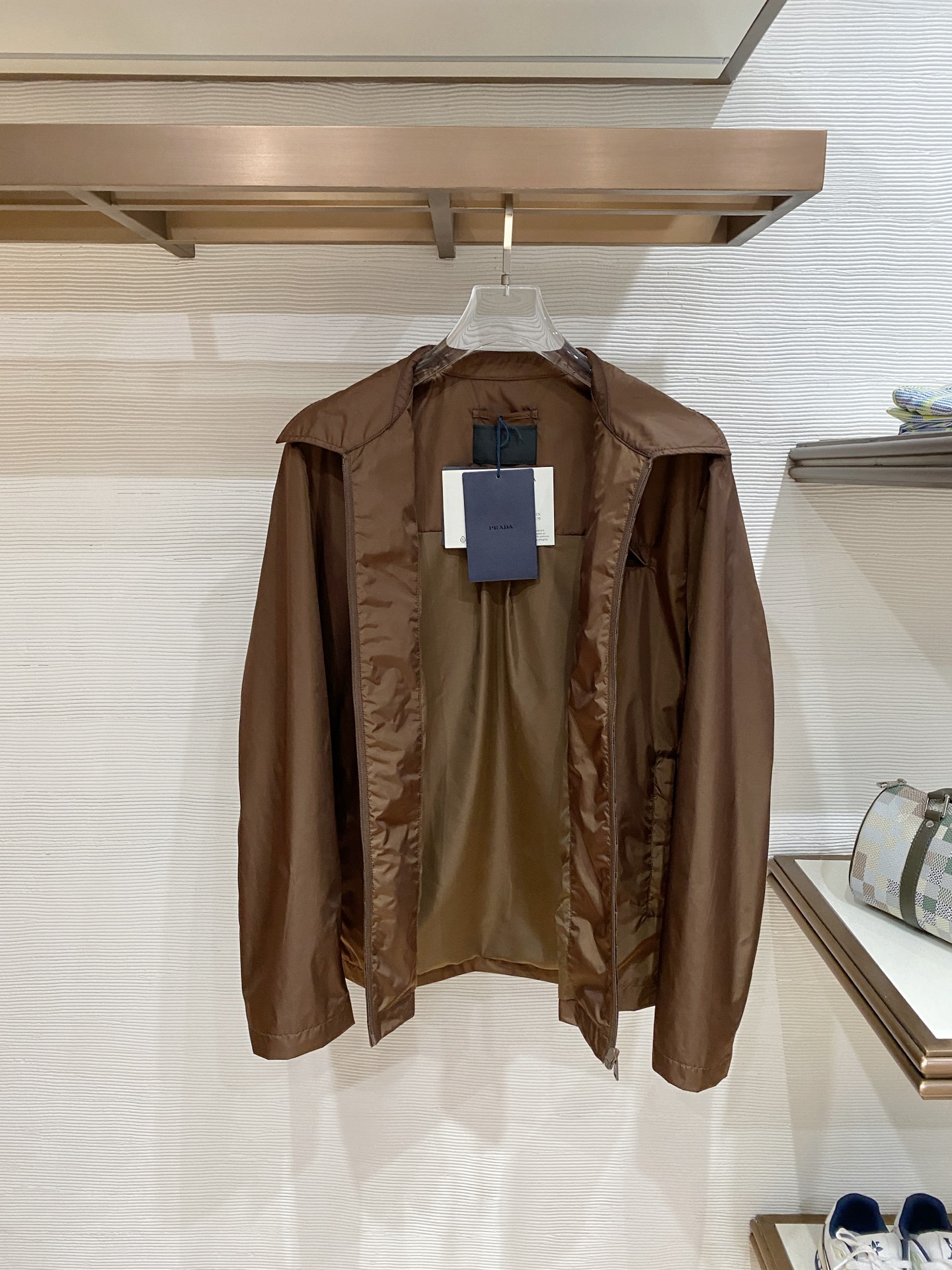 Prada 普拉达 2026ss春夏新款商务休闲夹克外套，专柜同步新品发售，商务休闲两不误！三角标彰显品