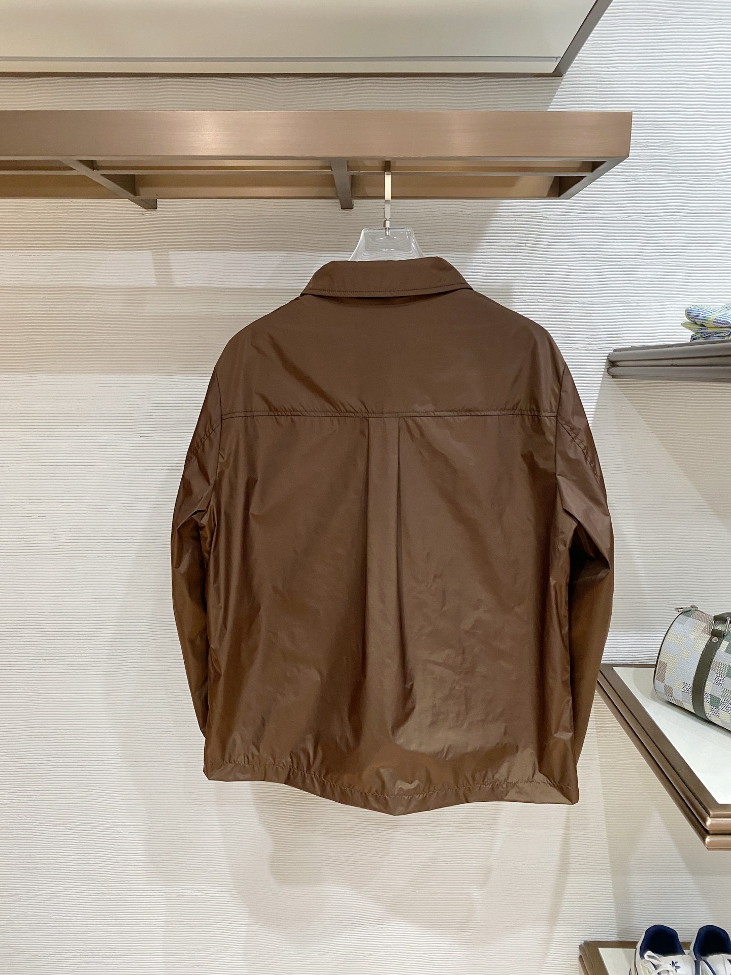 Prada 普拉达 2026ss春夏新款商务休闲夹克外套，专柜同步新品发售，商务休闲两不误！三角标彰显品