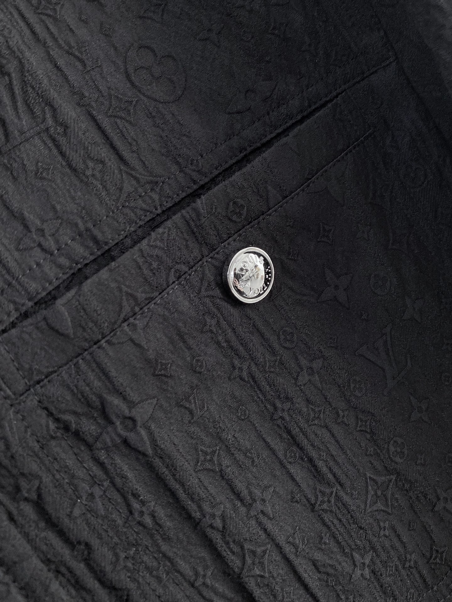 LV2026ss春季新款夹克外套全高端版本！高定专柜面料辅料，透气舒适度高，细节无可挑剔，做工考究工艺复