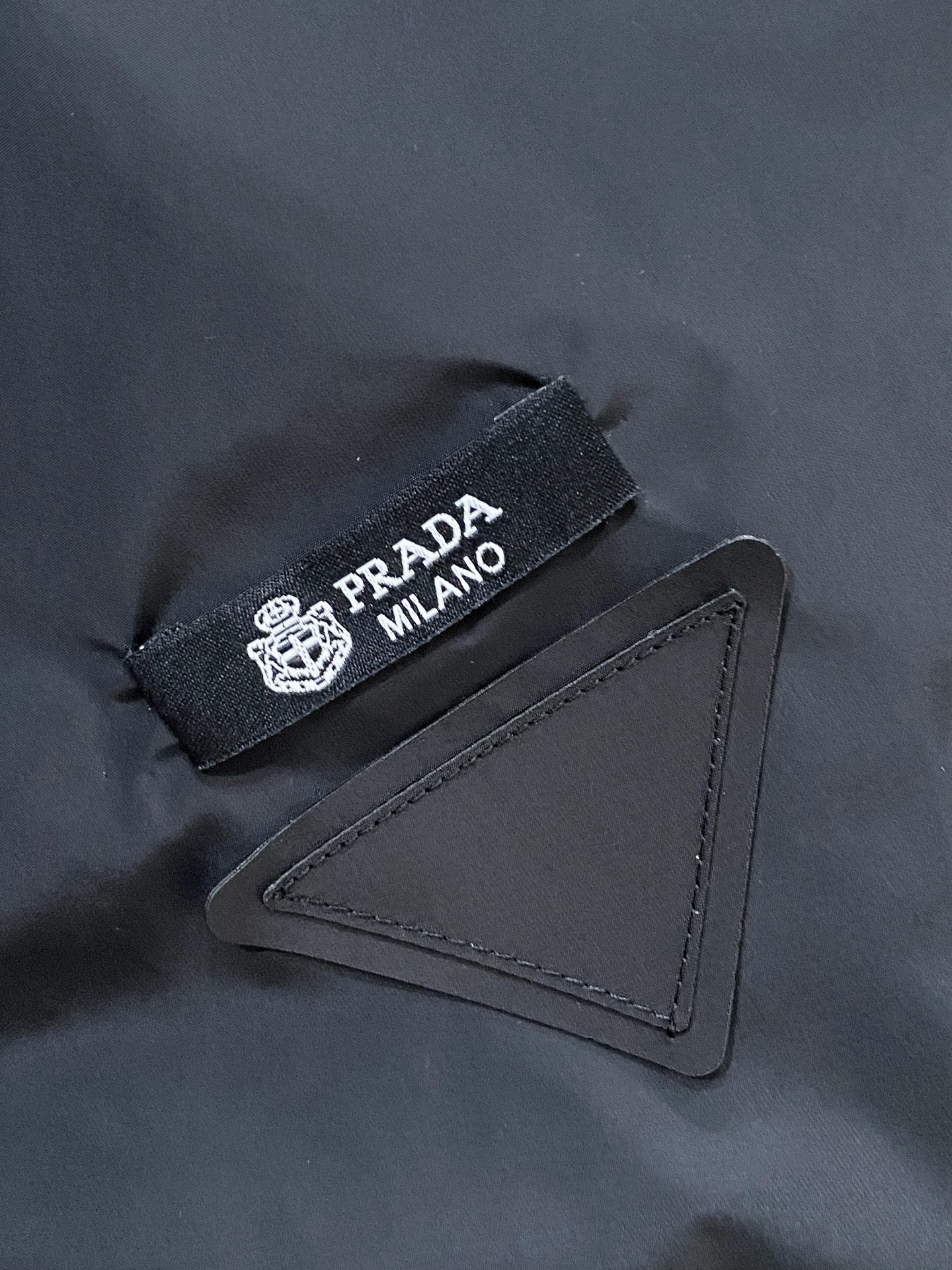 Prada 普拉达 2026ss春夏新款连帽休闲夹克外套，专柜同步新品发售，商务休闲两不误！三角标彰显品