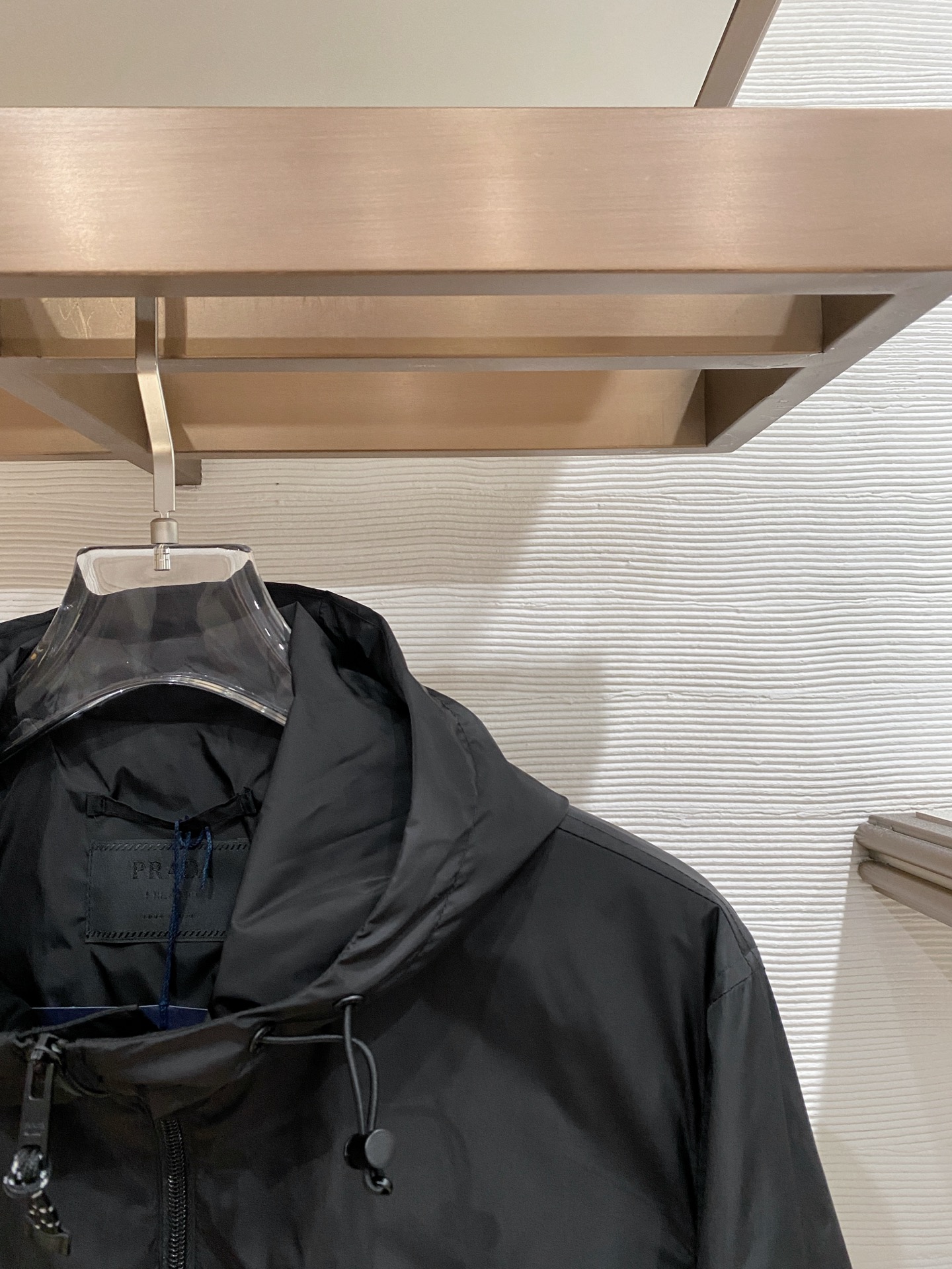Prada 普拉达 2026ss春夏新款连帽休闲夹克外套，专柜同步新品发售，商务休闲两不误！三角标彰显品