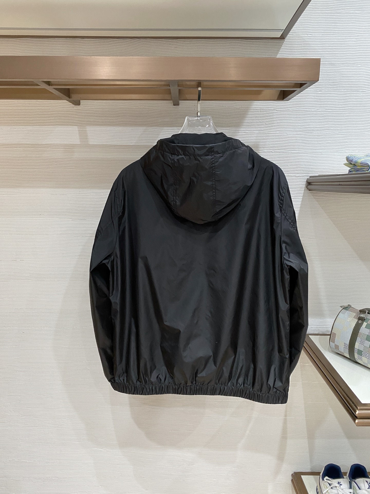 Prada 普拉达 2026ss春夏新款连帽休闲夹克外套，专柜同步新品发售，商务休闲两不误！三角标彰显品