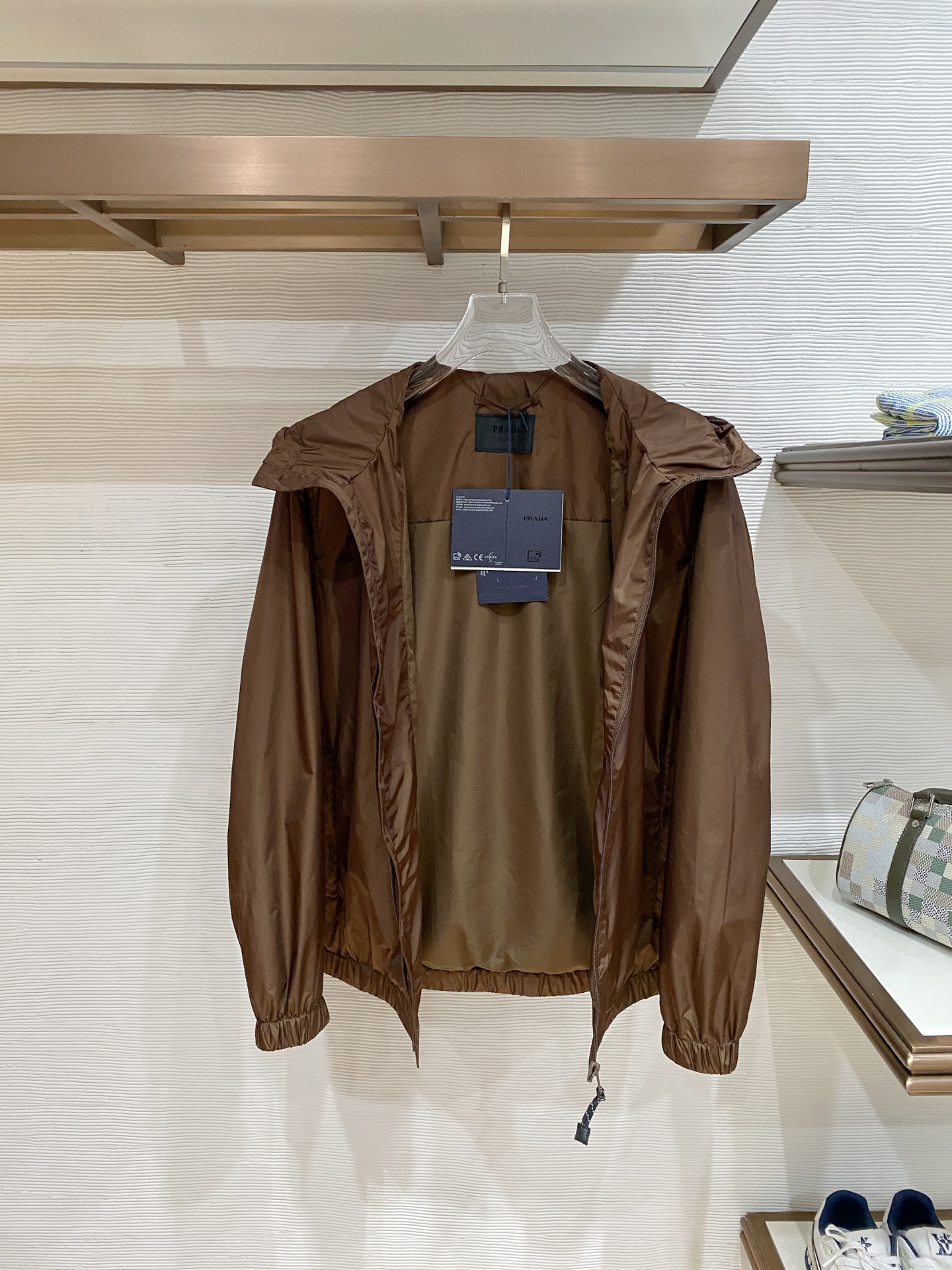 Prada 普拉达 2026ss春夏新款连帽休闲夹克外套，专柜同步新品发售，商务休闲两不误！三角标彰显品