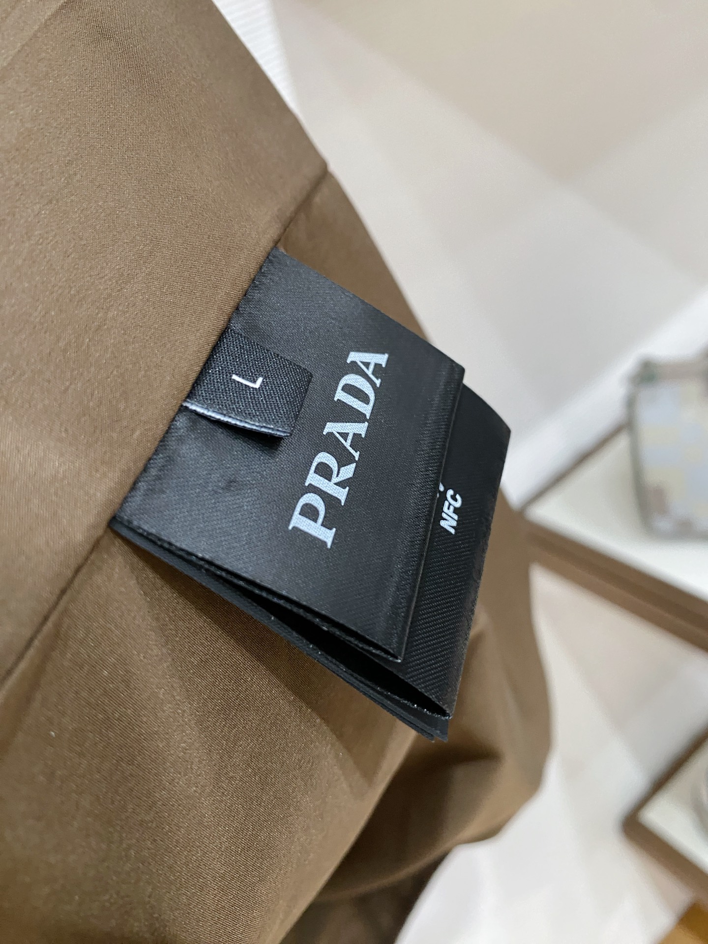 Prada 普拉达 2026ss春夏新款连帽休闲夹克外套，专柜同步新品发售，商务休闲两不误！三角标彰显品