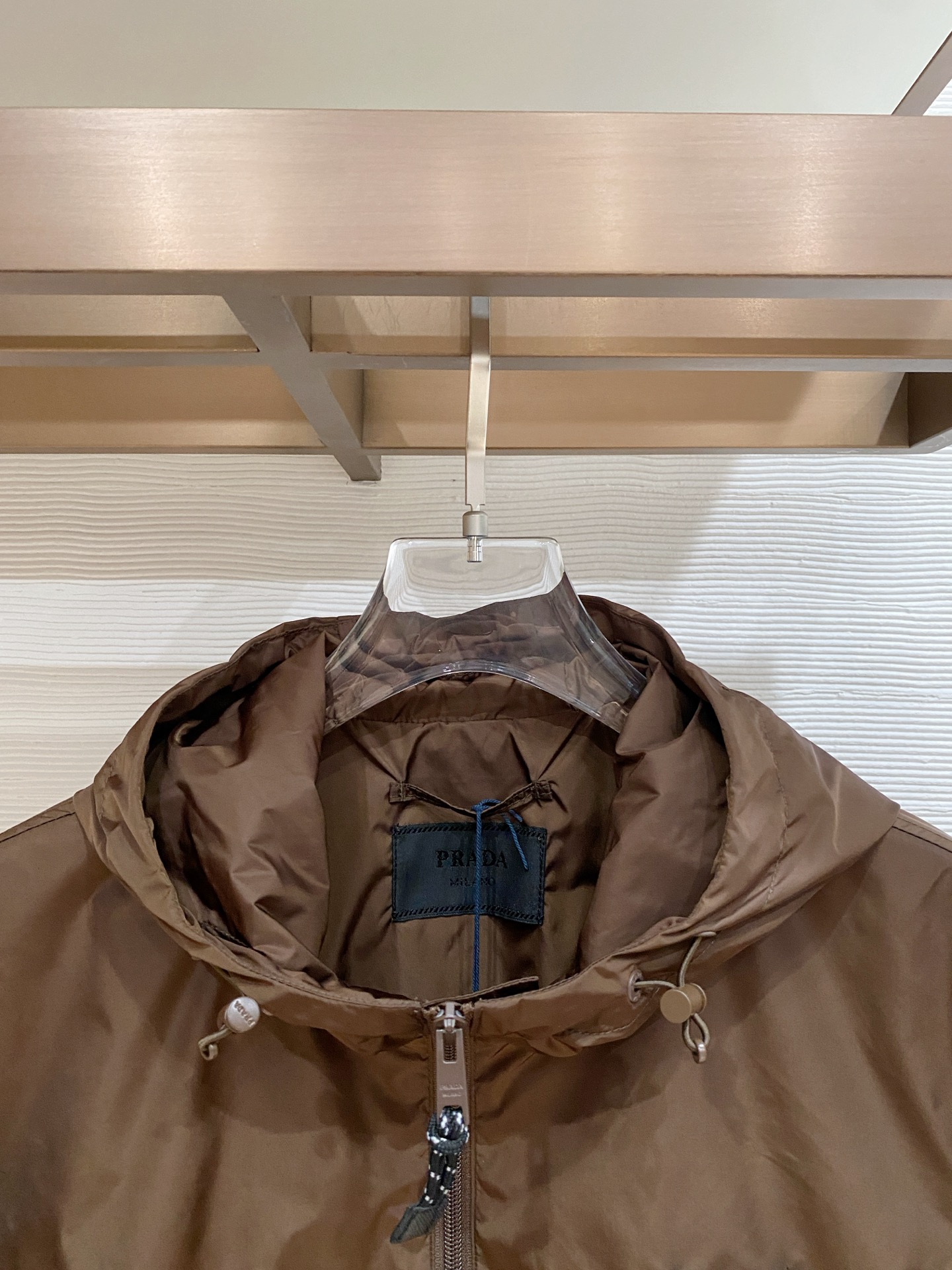 Prada 普拉达 2026ss春夏新款连帽休闲夹克外套，专柜同步新品发售，商务休闲两不误！三角标彰显品