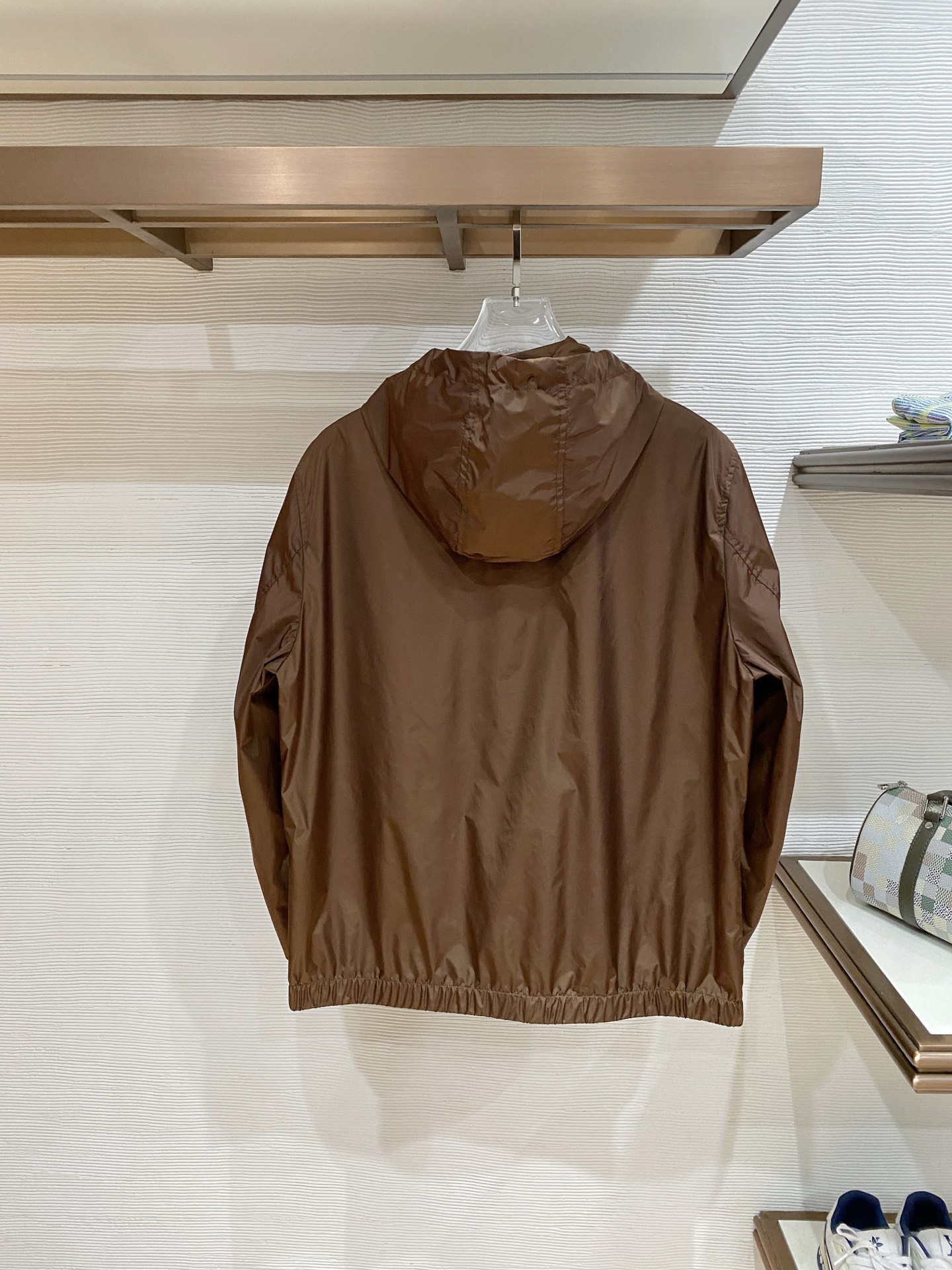 Prada 普拉达 2026ss春夏新款连帽休闲夹克外套，专柜同步新品发售，商务休闲两不误！三角标彰显品