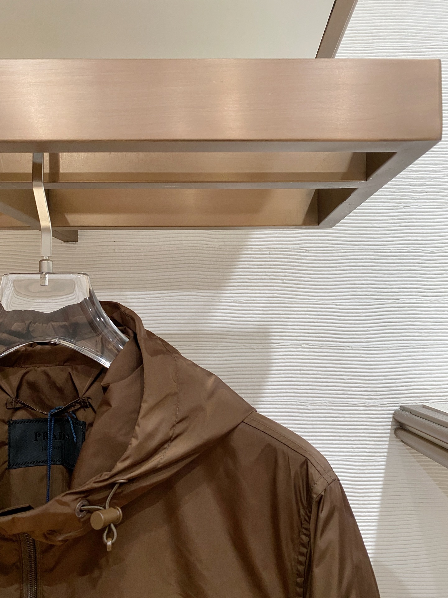 Prada 普拉达 2026ss春夏新款连帽休闲夹克外套，专柜同步新品发售，商务休闲两不误！三角标彰显品