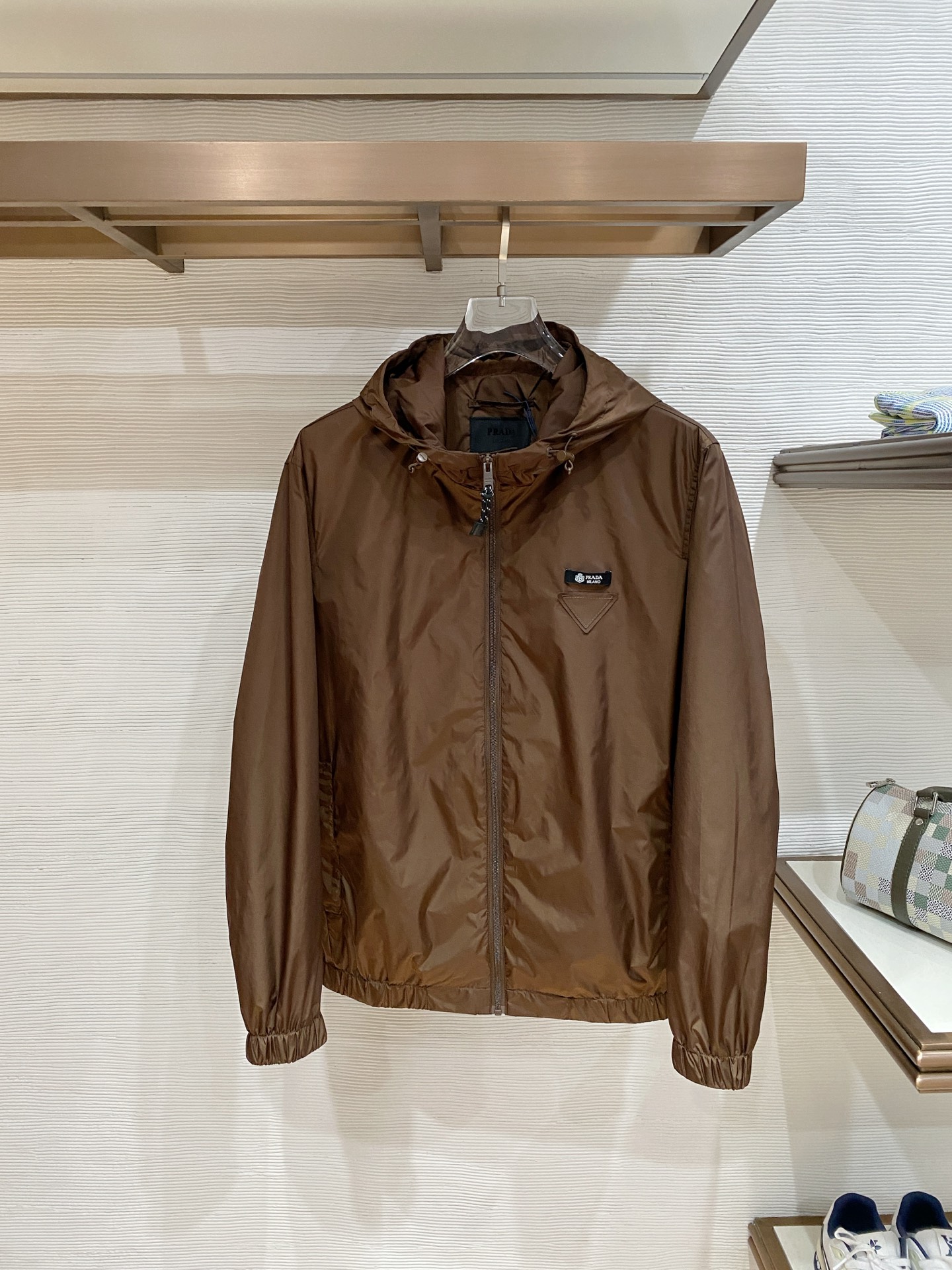 Prada 普拉达 2026ss春夏新款连帽休闲夹克外套，专柜同步新品发售，商务休闲两不误！三角标彰显品