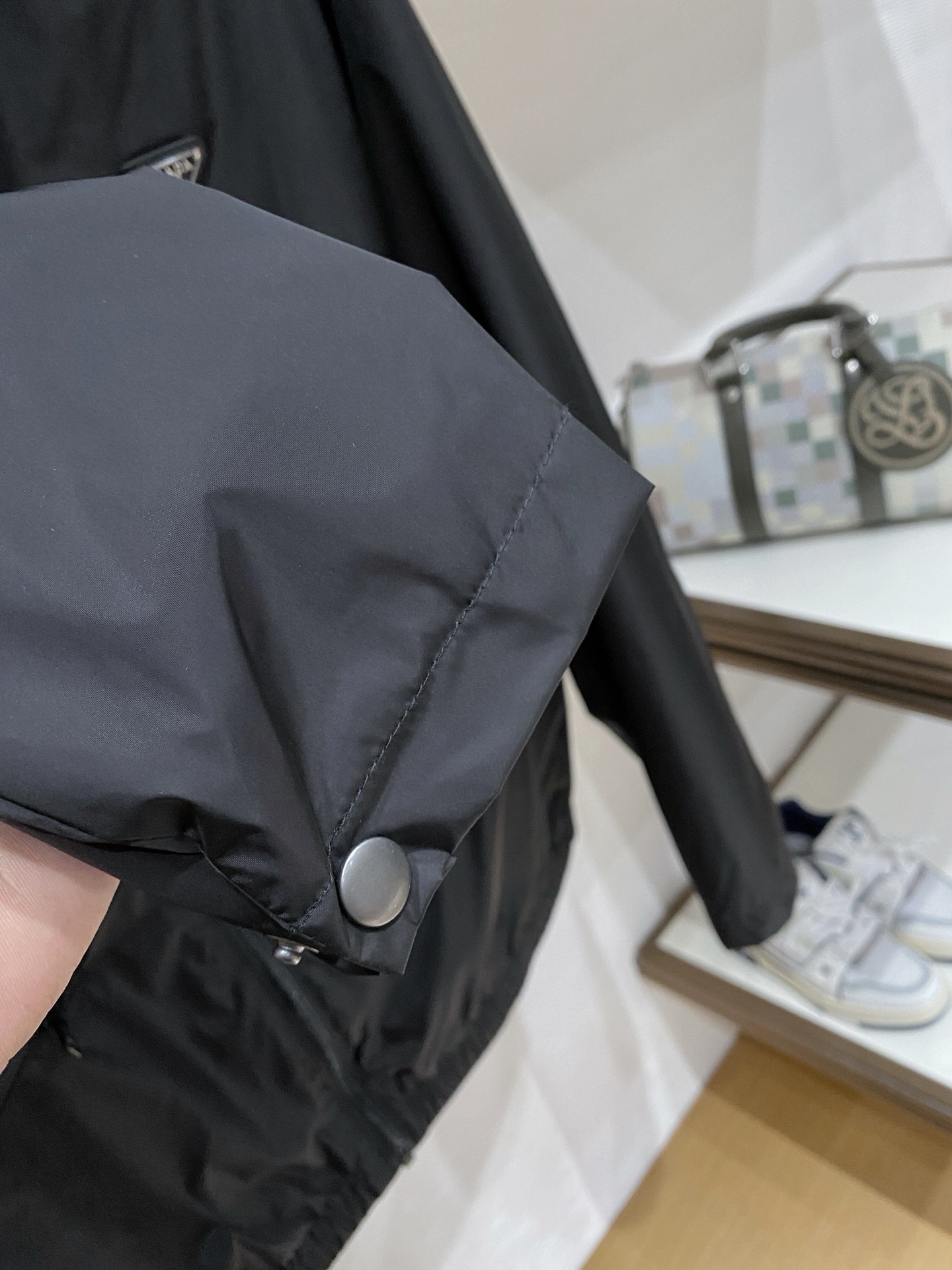 Prada 普拉达 2026ss春夏新款连帽休闲夹克外套，专柜同步新品发售，商务休闲两不误！三角标彰显品