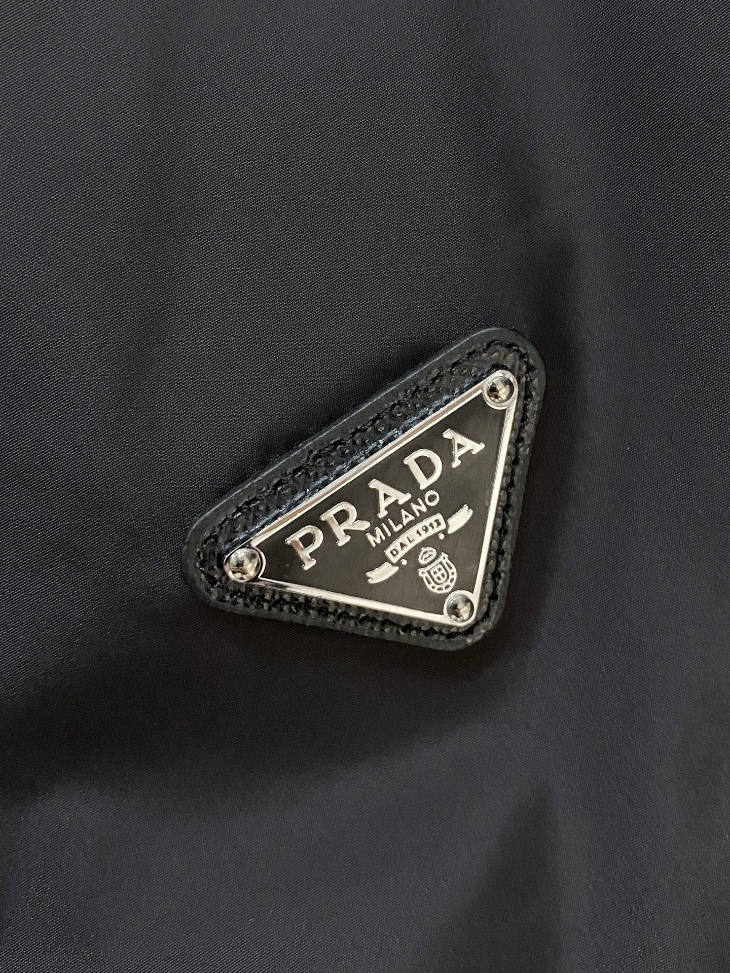 Prada 普拉达 2026ss春夏新款连帽休闲夹克外套，专柜同步新品发售，商务休闲两不误！三角标彰显品