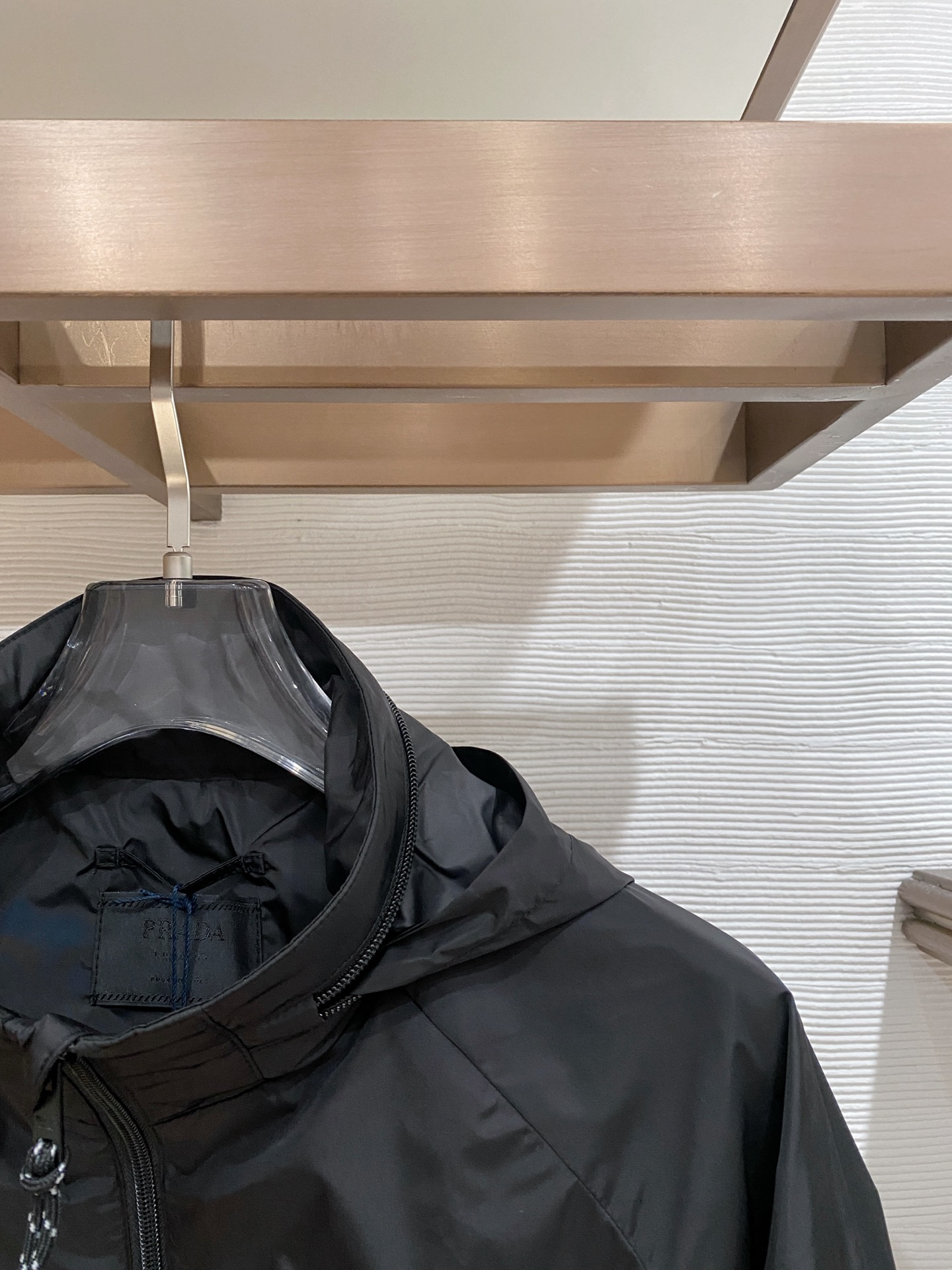 Prada 普拉达 2026ss春夏新款连帽休闲夹克外套，专柜同步新品发售，商务休闲两不误！三角标彰显品