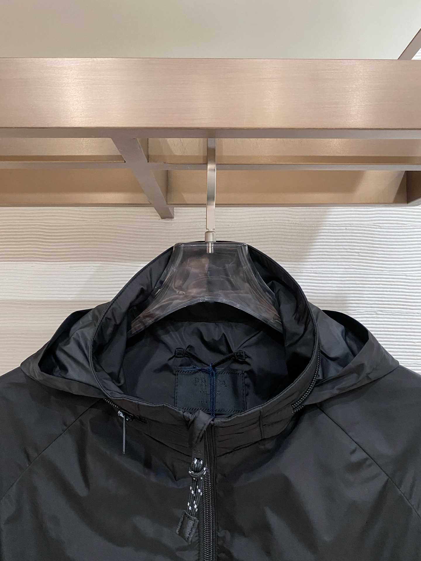 Prada 普拉达 2026ss春夏新款连帽休闲夹克外套，专柜同步新品发售，商务休闲两不误！三角标彰显品