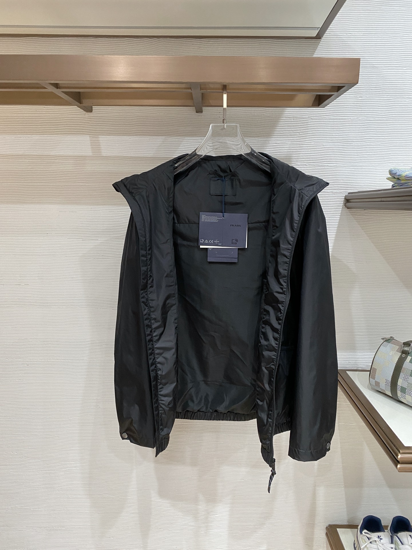 Prada 普拉达 2026ss春夏新款连帽休闲夹克外套，专柜同步新品发售，商务休闲两不误！三角标彰显品