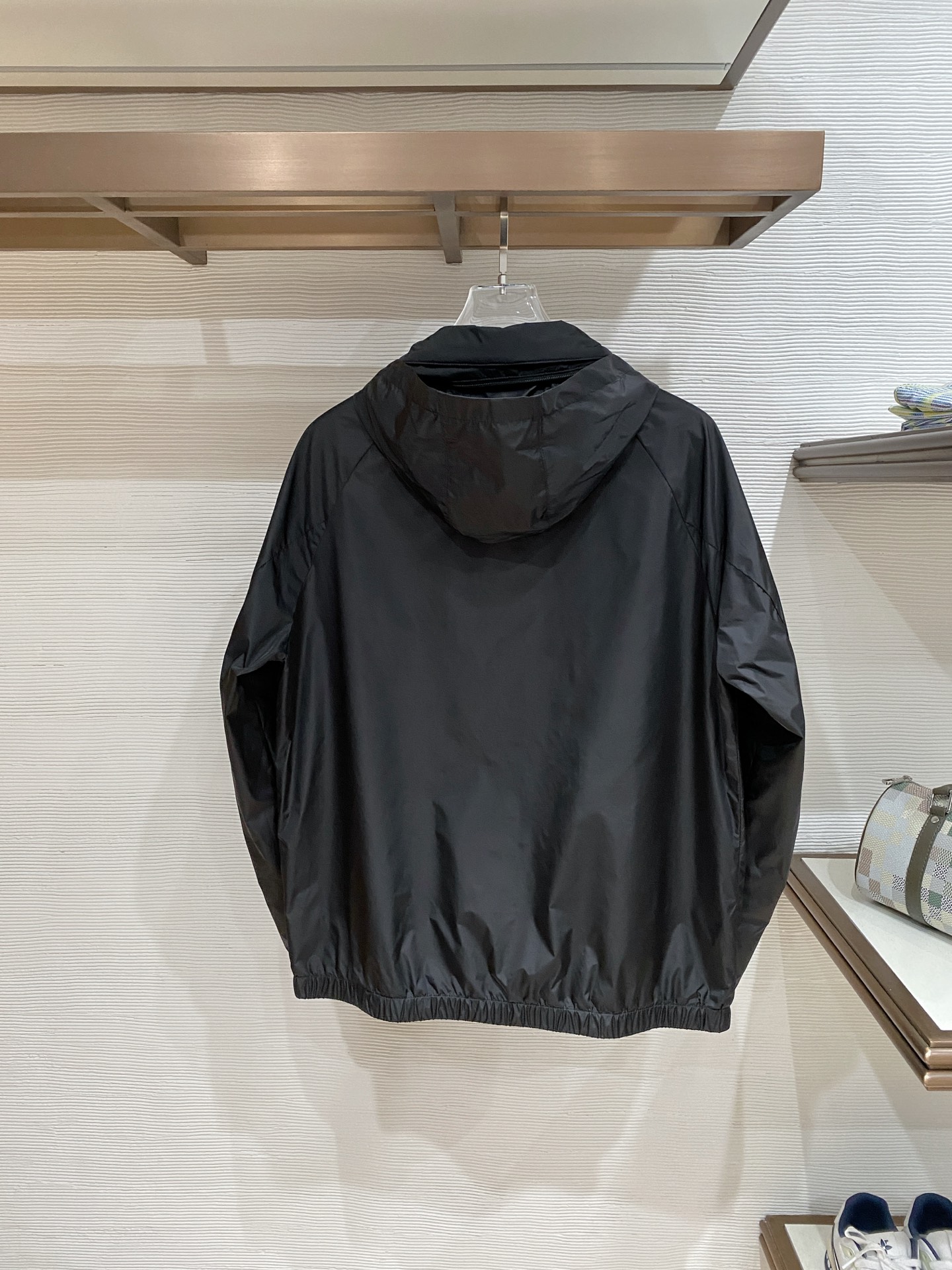 Prada 普拉达 2026ss春夏新款连帽休闲夹克外套，专柜同步新品发售，商务休闲两不误！三角标彰显品