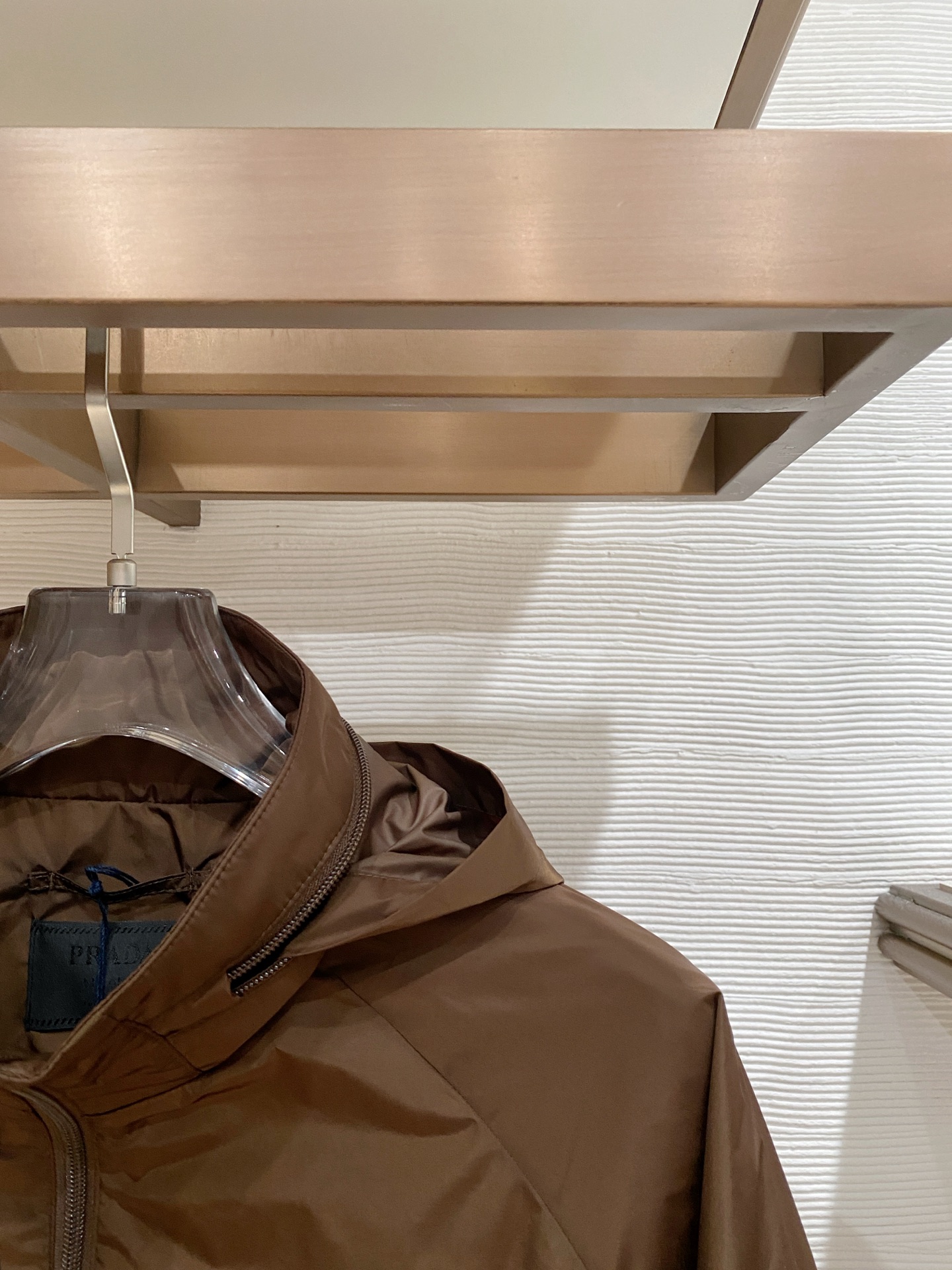 Prada 普拉达 2026ss春夏新款连帽休闲夹克外套，专柜同步新品发售，商务休闲两不误！三角标彰显品