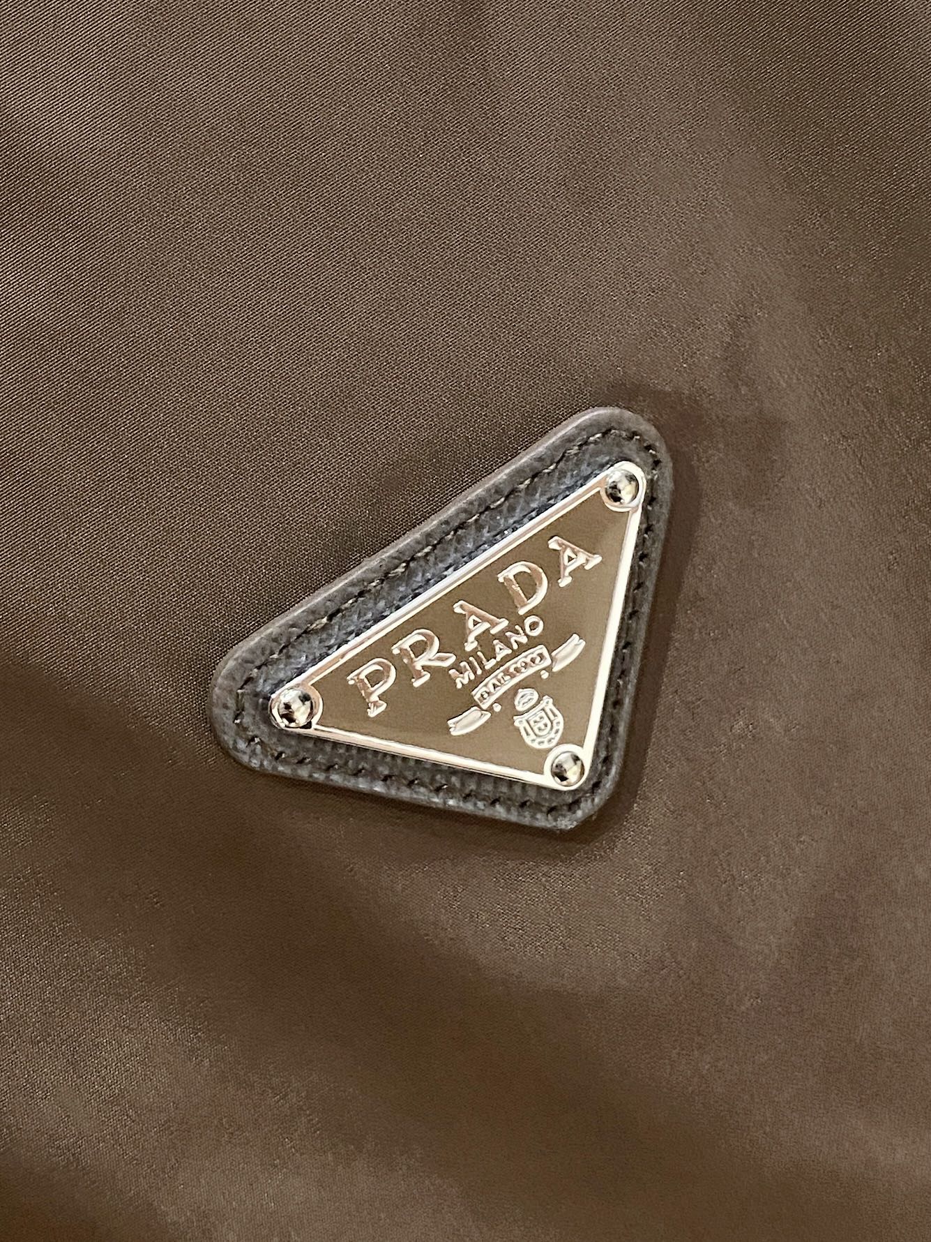 Prada 普拉达 2026ss春夏新款连帽休闲夹克外套，专柜同步新品发售，商务休闲两不误！三角标彰显品