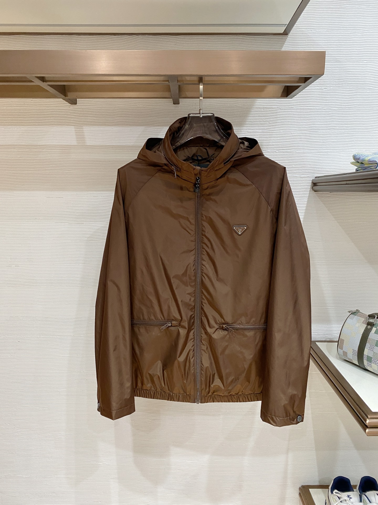 Prada 普拉达 2026ss春夏新款连帽休闲夹克外套，专柜同步新品发售，商务休闲两不误！三角标彰显品