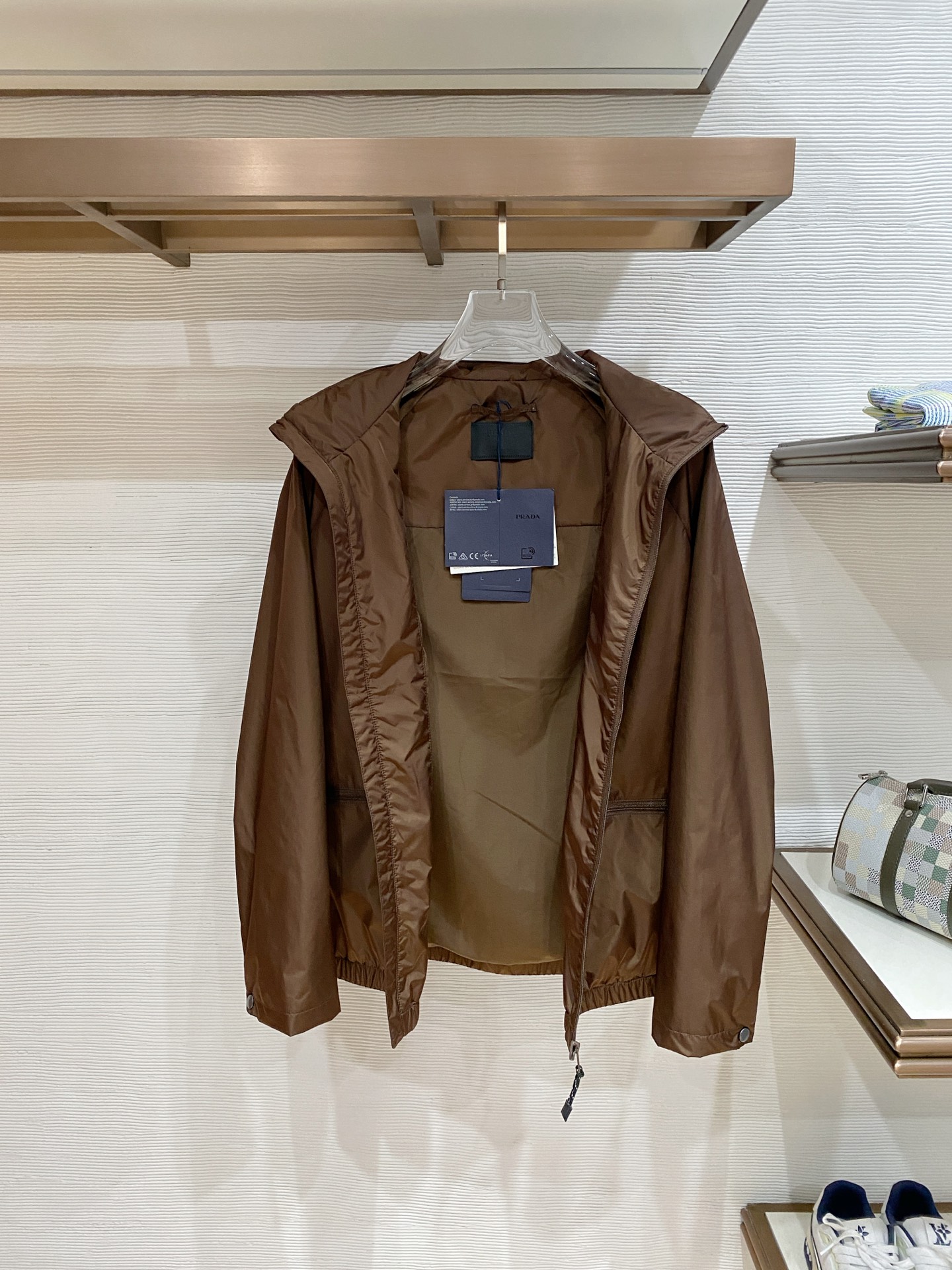 Prada 普拉达 2026ss春夏新款连帽休闲夹克外套，专柜同步新品发售，商务休闲两不误！三角标彰显品