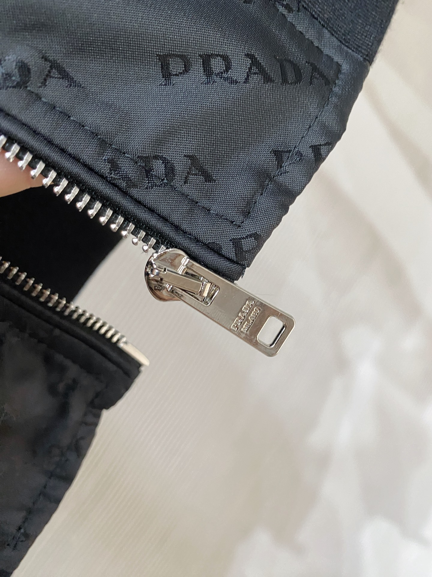 Prada 普拉达2026ss春季新款夹克外套全高端版本！高定专柜面料辅料，透气舒适度高，细节无可挑剔，