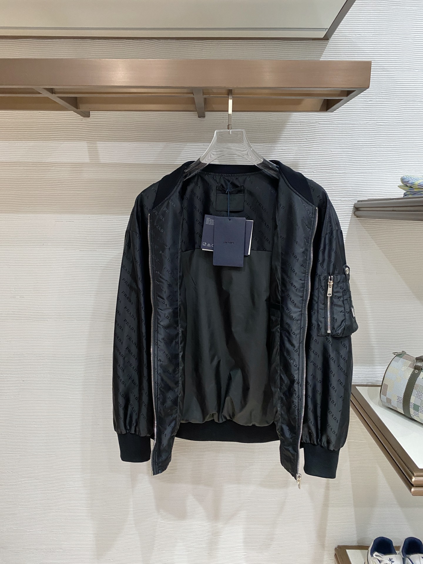 Prada 普拉达2026ss春季新款夹克外套全高端版本！高定专柜面料辅料，透气舒适度高，细节无可挑剔，