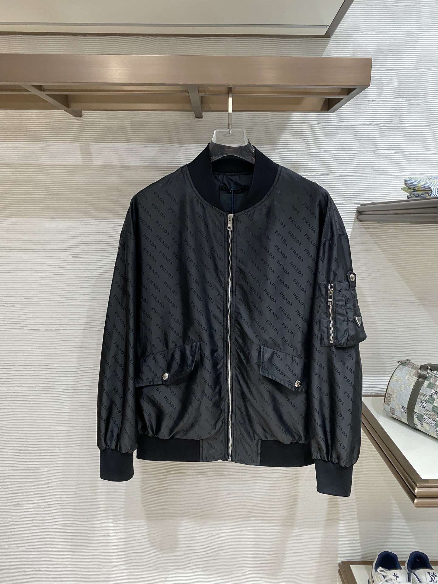 Prada 普拉达2026ss春季新款夹克外套全高端版本！高定专柜面料辅料，透气舒适度高，细节无可挑剔，