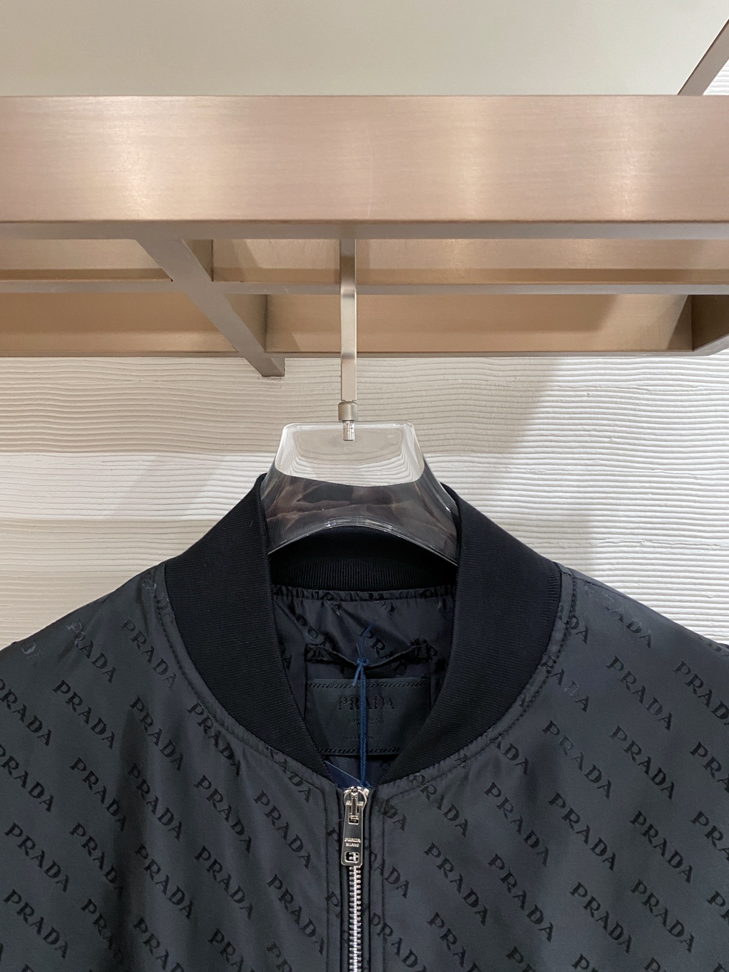 Prada 普拉达2026ss春季新款夹克外套全高端版本！高定专柜面料辅料，透气舒适度高，细节无可挑剔，