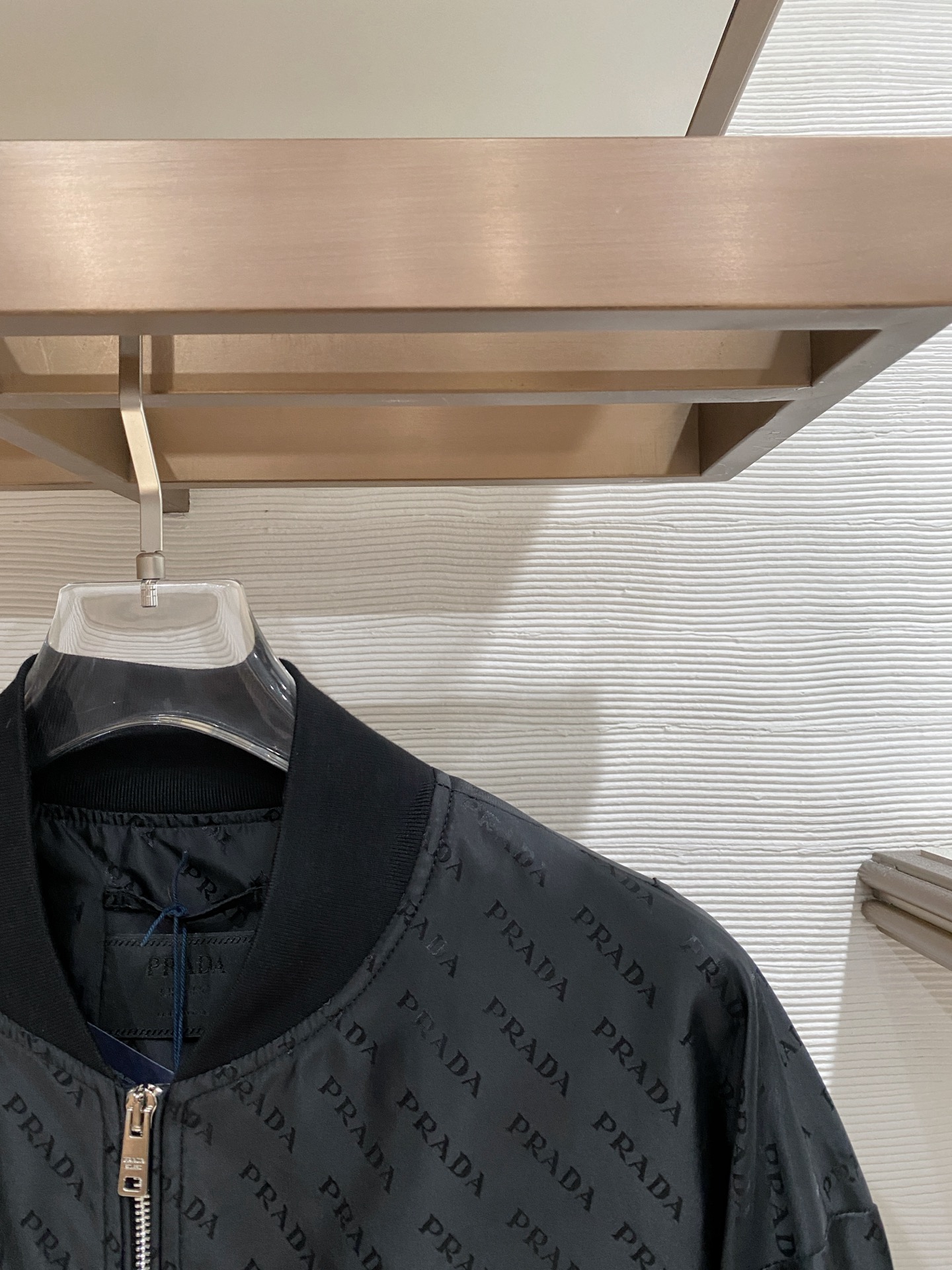 Prada 普拉达2026ss春季新款夹克外套全高端版本！高定专柜面料辅料，透气舒适度高，细节无可挑剔，