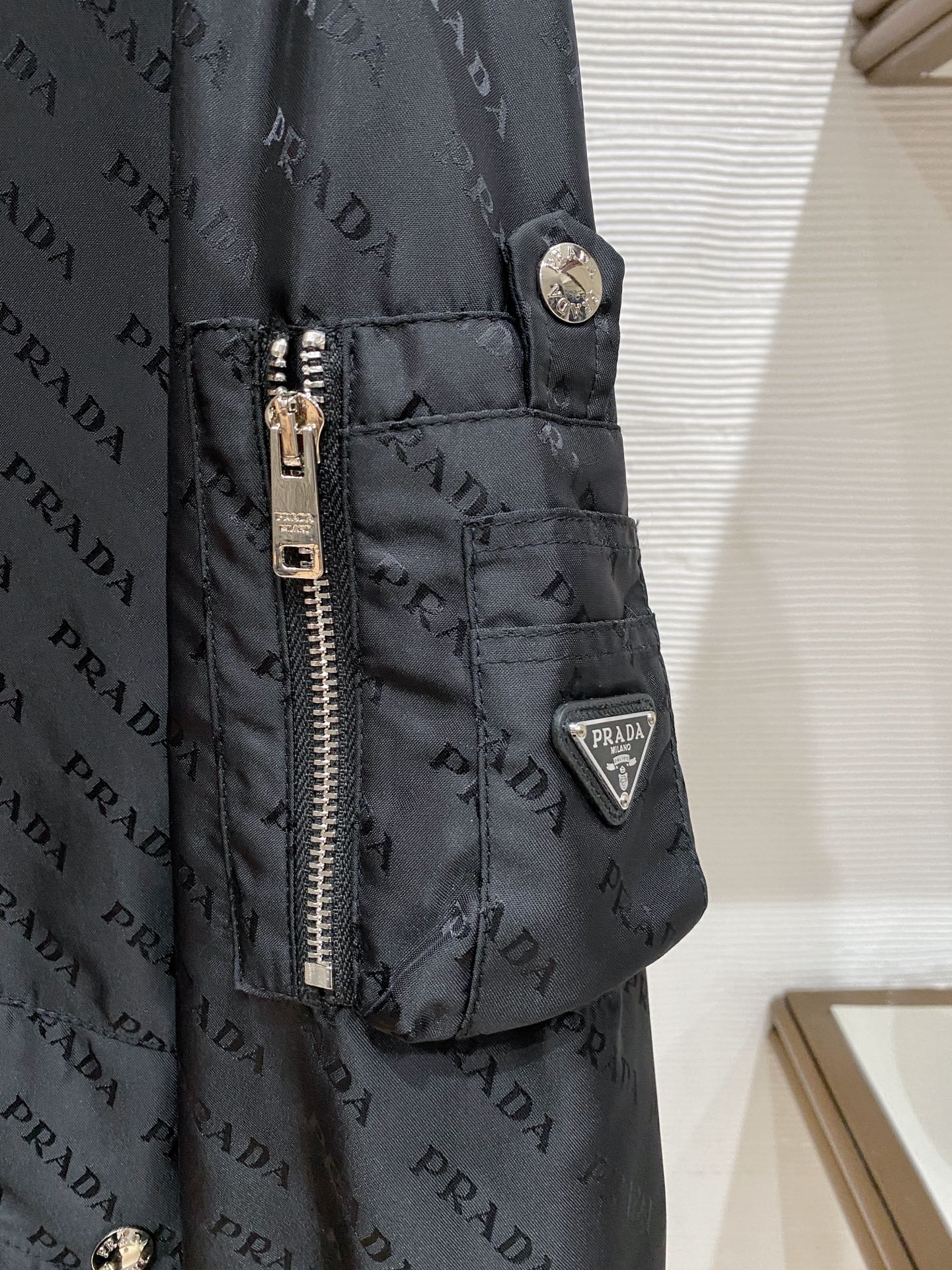 Prada 普拉达2026ss春季新款夹克外套全高端版本！高定专柜面料辅料，透气舒适度高，细节无可挑剔，