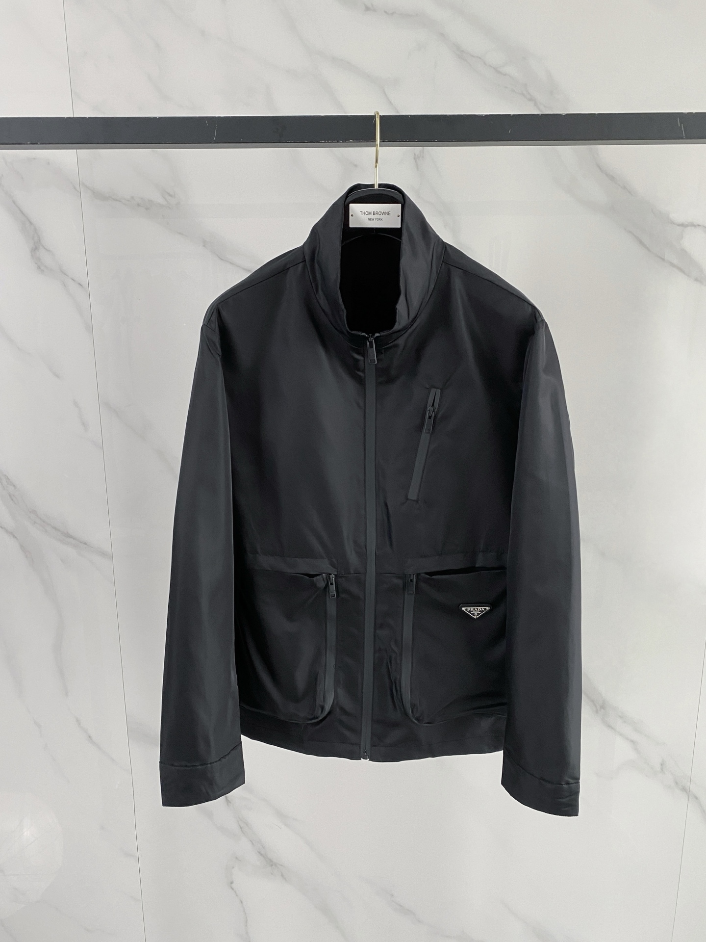 新品 普拉达 最新设计款 2026ss 家新款夹克外套，秀场新品‼品相非常完美，舒适保暖，三标齐全色泽饱