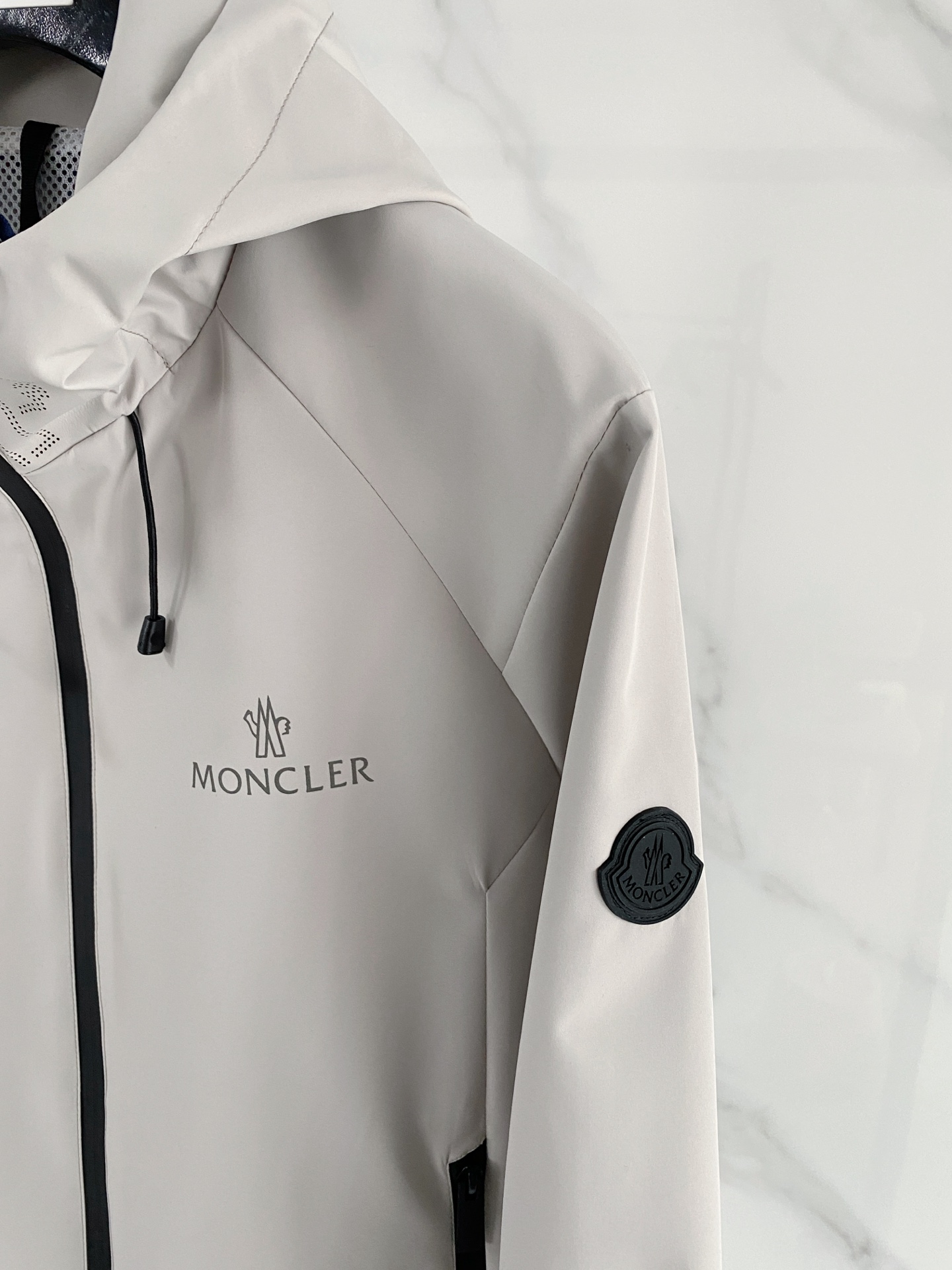 新品 蒙口 经典logo拼色 最新设计款 2026ss 家新款夹克外套，秀场新品‼品相非常完美，舒适保暖