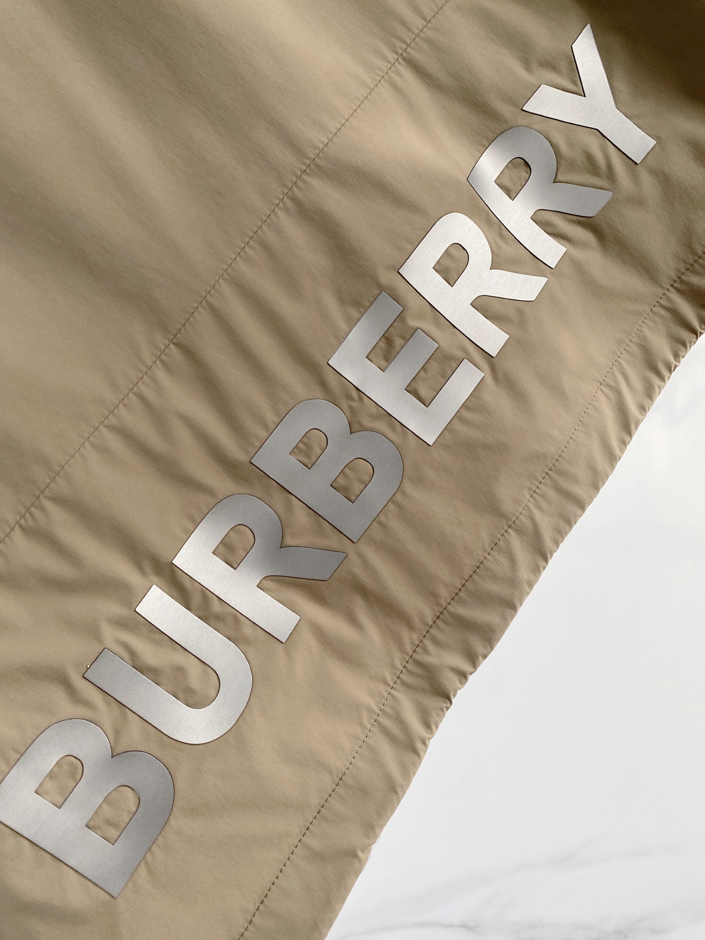 Burberry 巴宝莉 2026ss春季新款连帽夹克外套全高端版本！高定专柜面料辅料，透气舒适度高，细