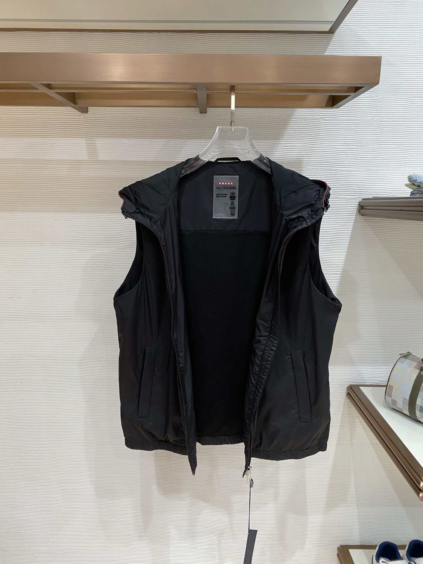 Prada 普拉达马甲 2026ss春季新款马甲夹克外套最新设计款 秀场新品‼品相非常完美，三标齐全色泽