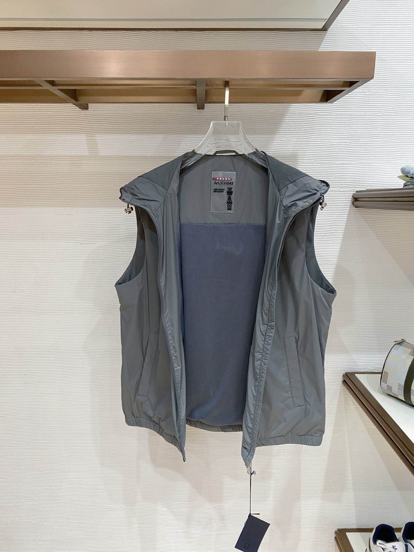 Prada 普拉达马甲 2026ss春季新款马甲夹克外套最新设计款 秀场新品‼品相非常完美，三标齐全色泽