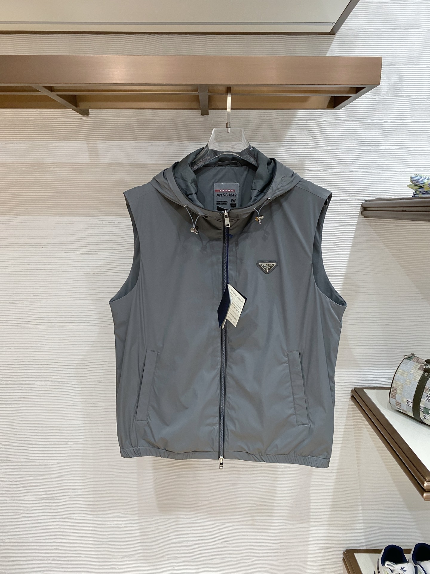 Prada 普拉达马甲 2026ss春季新款马甲夹克外套最新设计款 秀场新品‼品相非常完美，三标齐全色泽