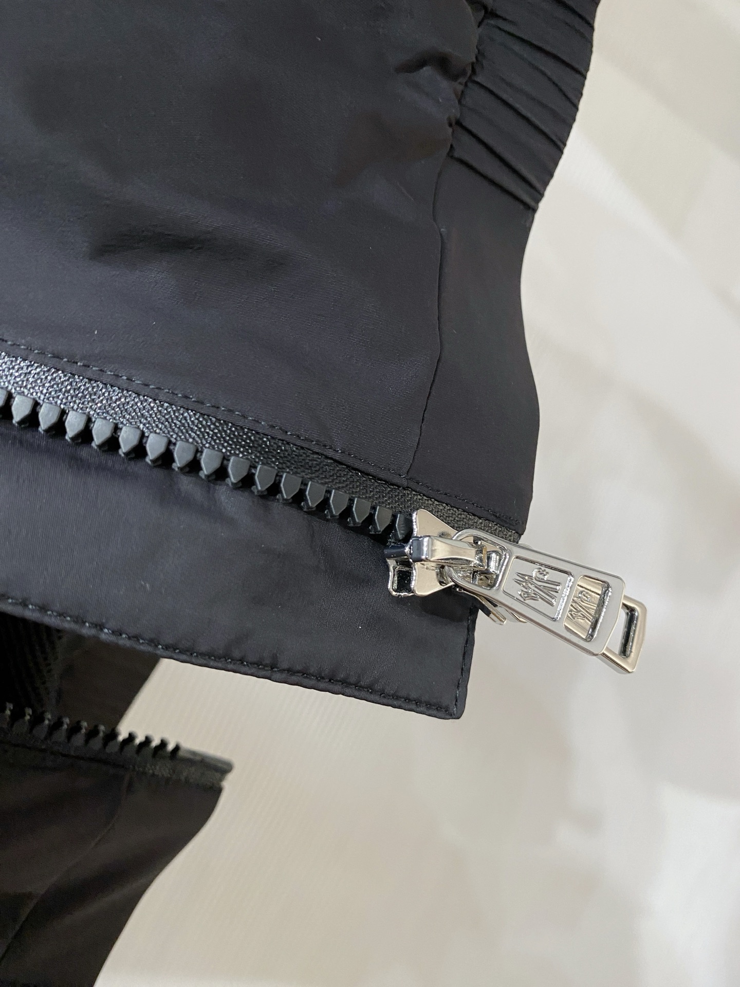 Moncler 蒙口 2026ss春季新款连帽夹克外套全高端版本！高定专柜面料辅料，透气舒适度高，细节无