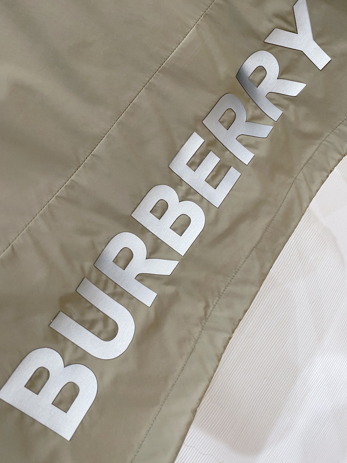 Burberry 巴宝莉 2026ss春季新款连帽夹克外套全高端版本！高定专柜面料辅料，透气舒适度高，细