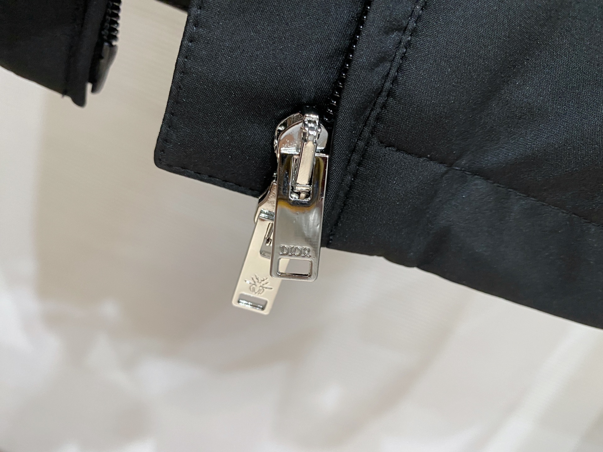 Dior 迪奥 2026ss春季新款连帽夹克外套全高端版本！高定专柜面料辅料，透气舒适度高，细节无可挑剔