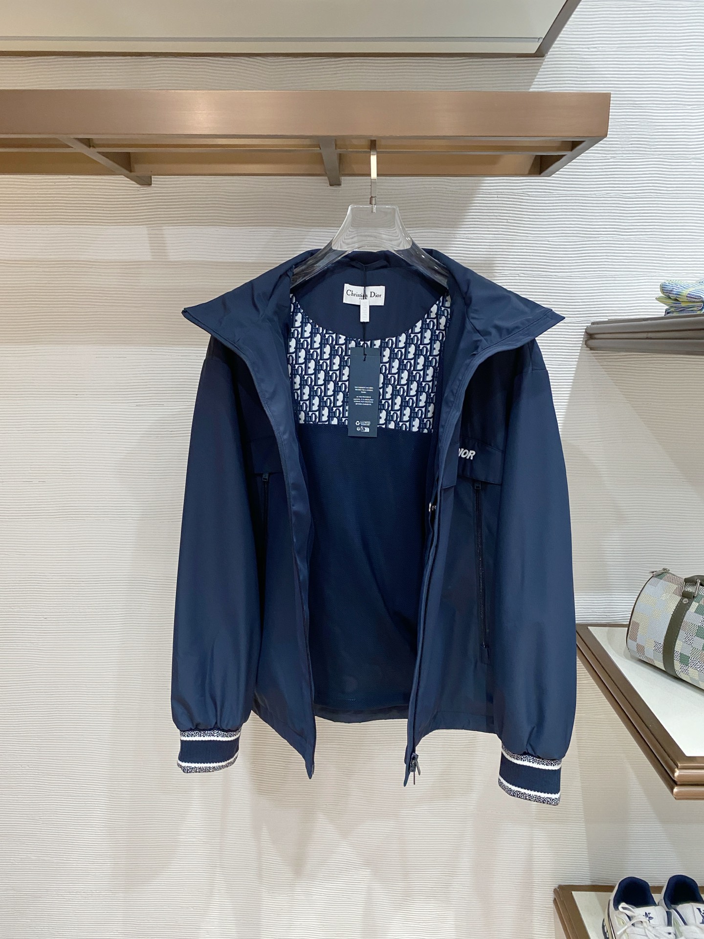 Dior 迪奥 2026ss春季新款连帽夹克外套全高端版本！高定专柜面料辅料，透气舒适度高，细节无可挑剔