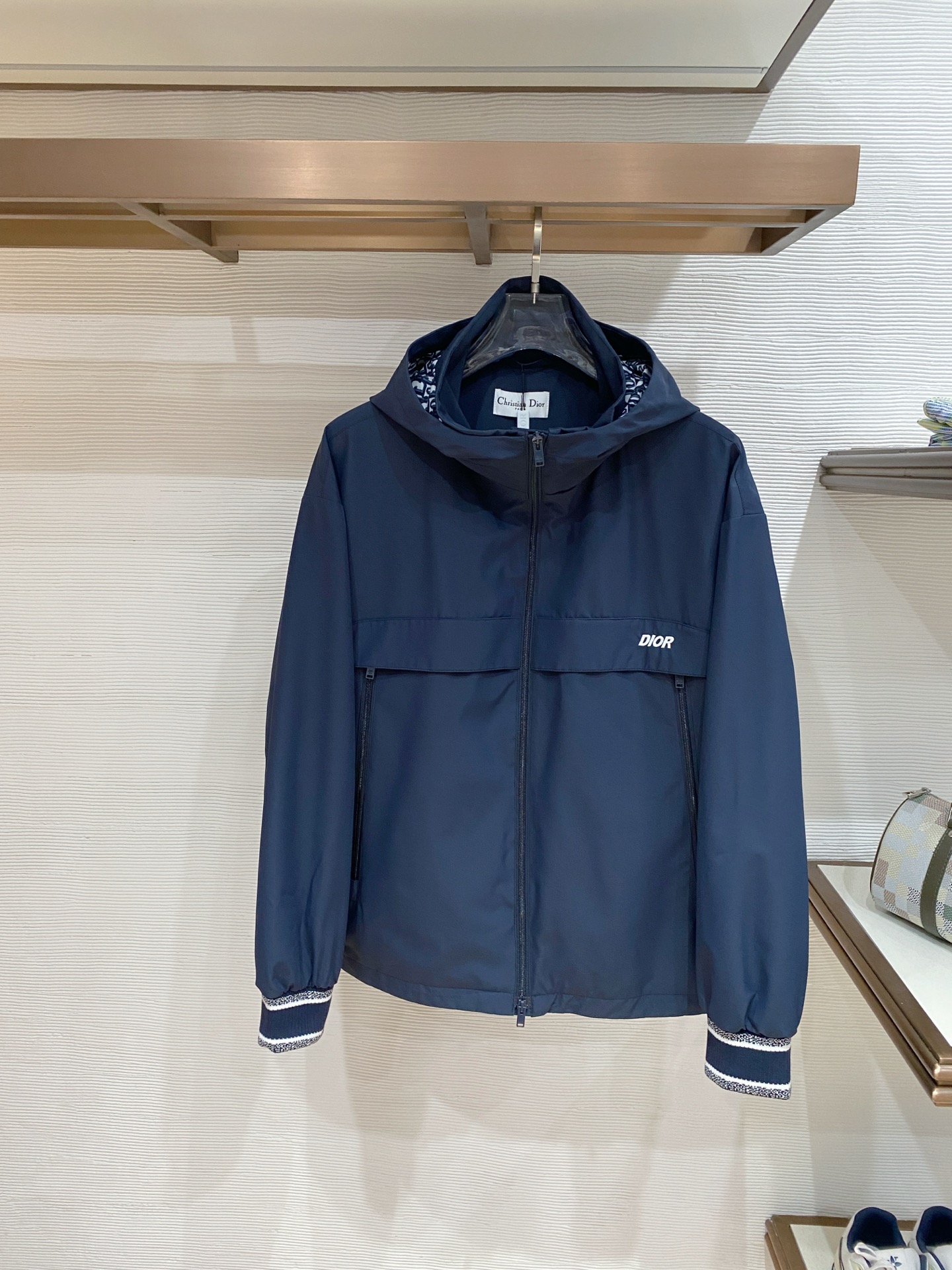 Dior 迪奥 2026ss春季新款连帽夹克外套全高端版本！高定专柜面料辅料，透气舒适度高，细节无可挑剔