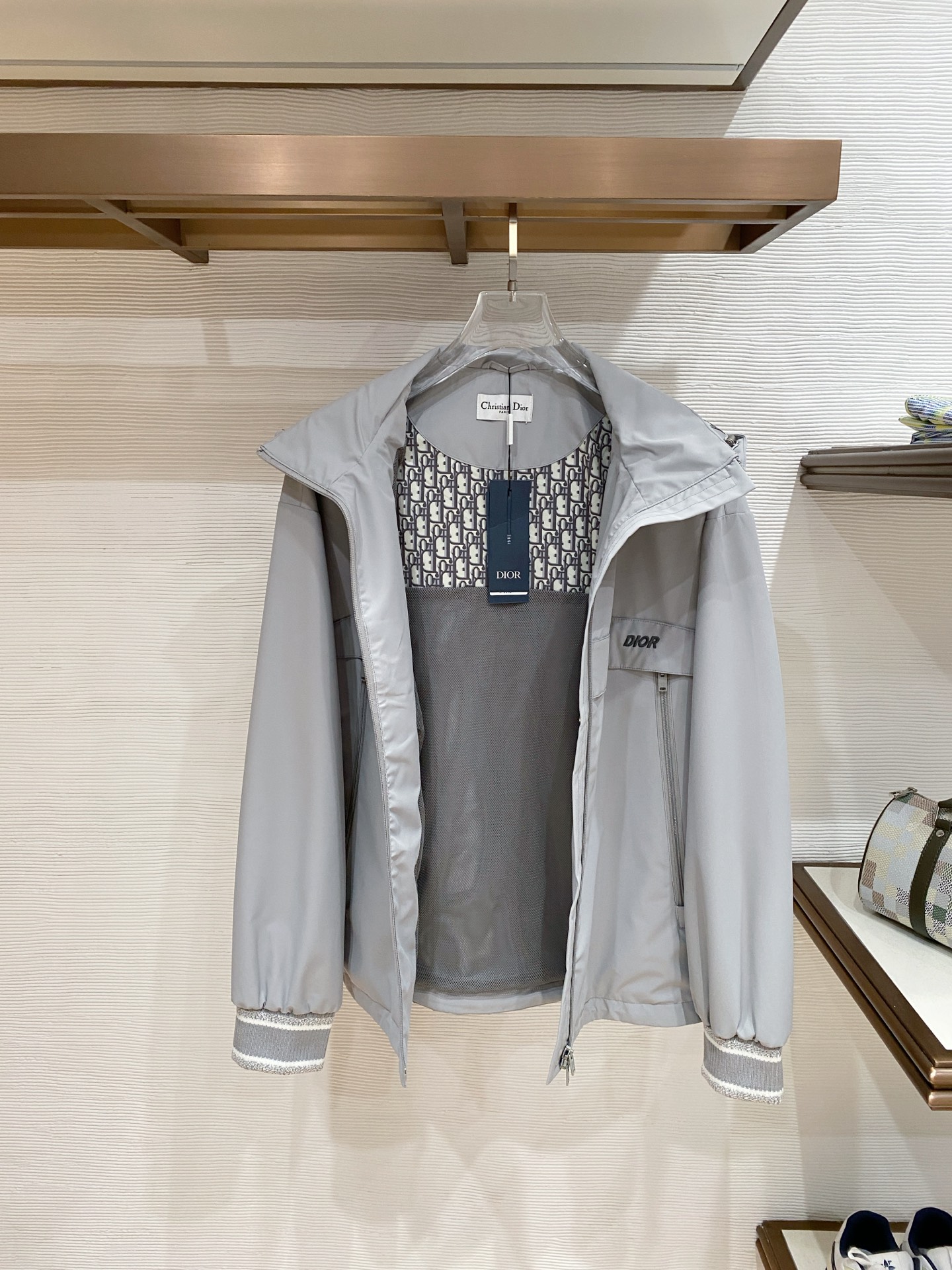 Dior 迪奥 2026ss春季新款连帽夹克外套全高端版本！高定专柜面料辅料，透气舒适度高，细节无可挑剔