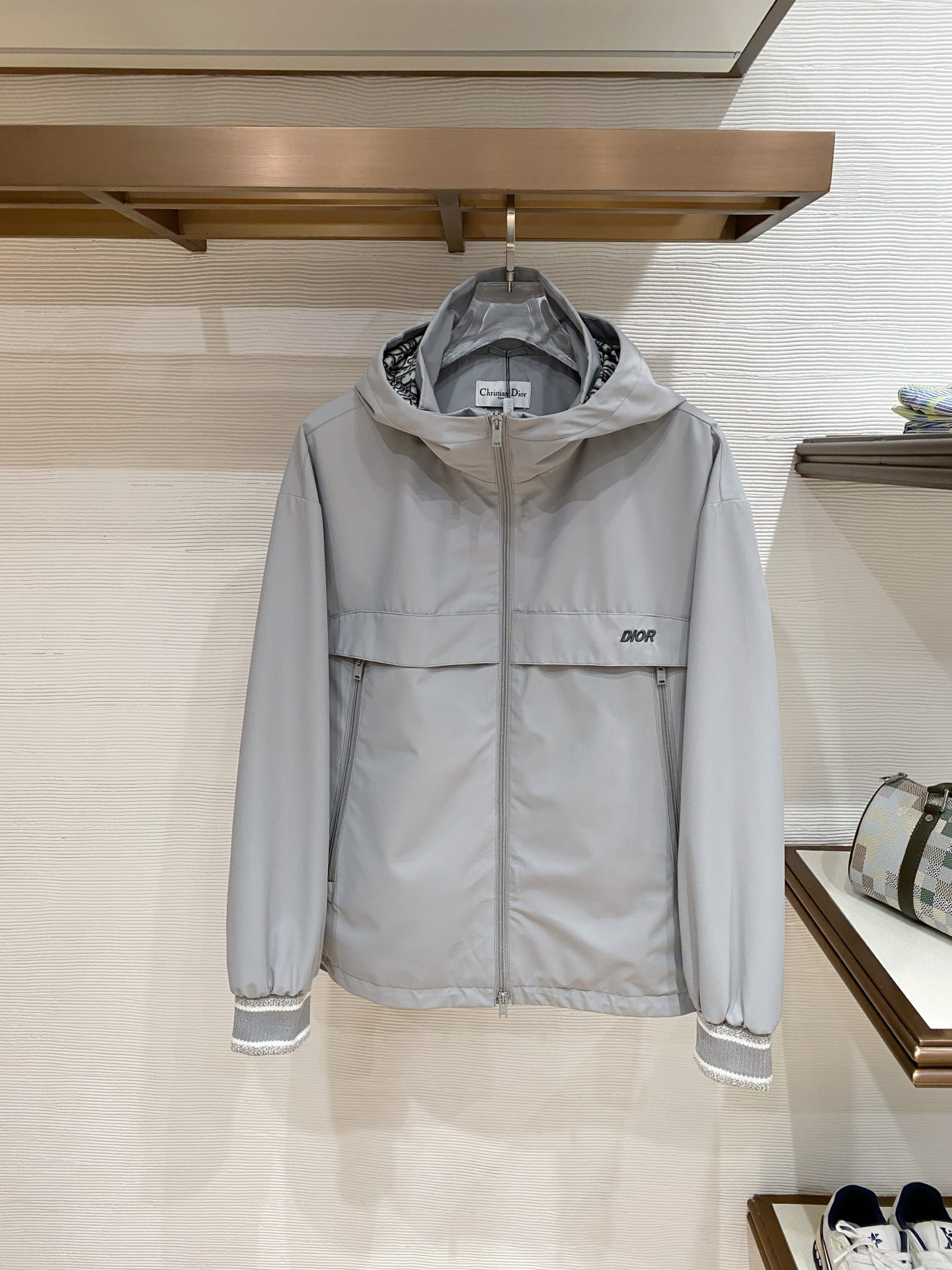 Dior 迪奥 2026ss春季新款连帽夹克外套全高端版本！高定专柜面料辅料，透气舒适度高，细节无可挑剔
